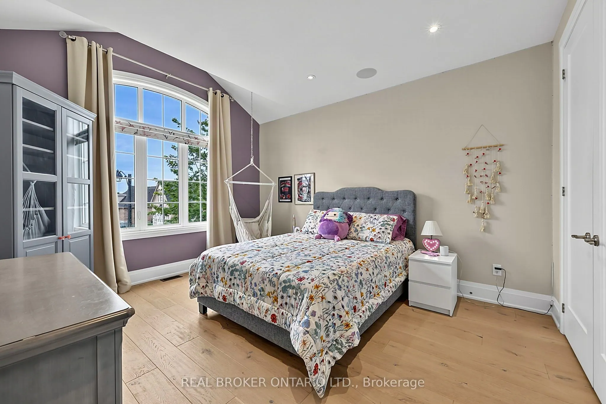 64 Manor Glen Crescent