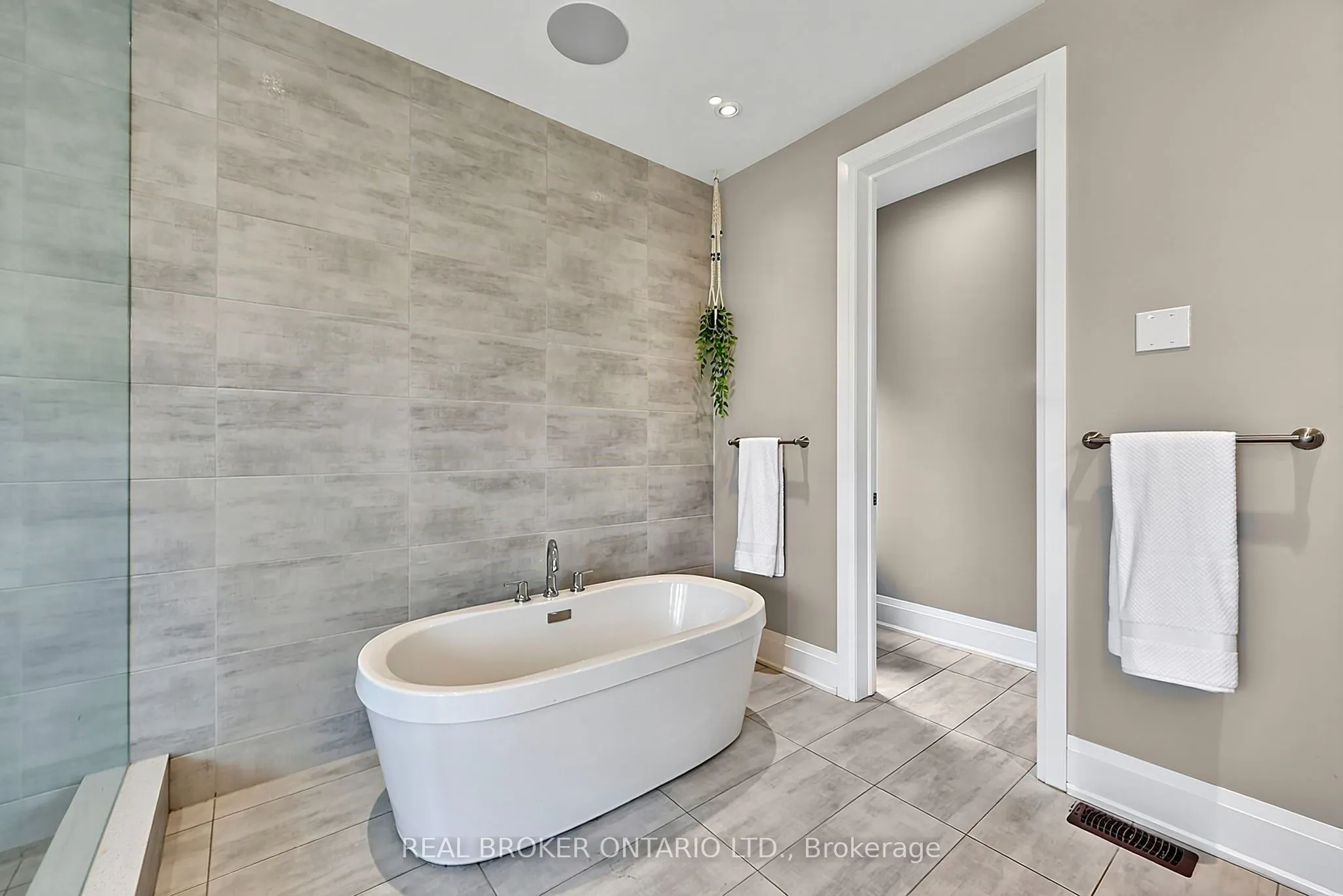 64 Manor Glen Crescent