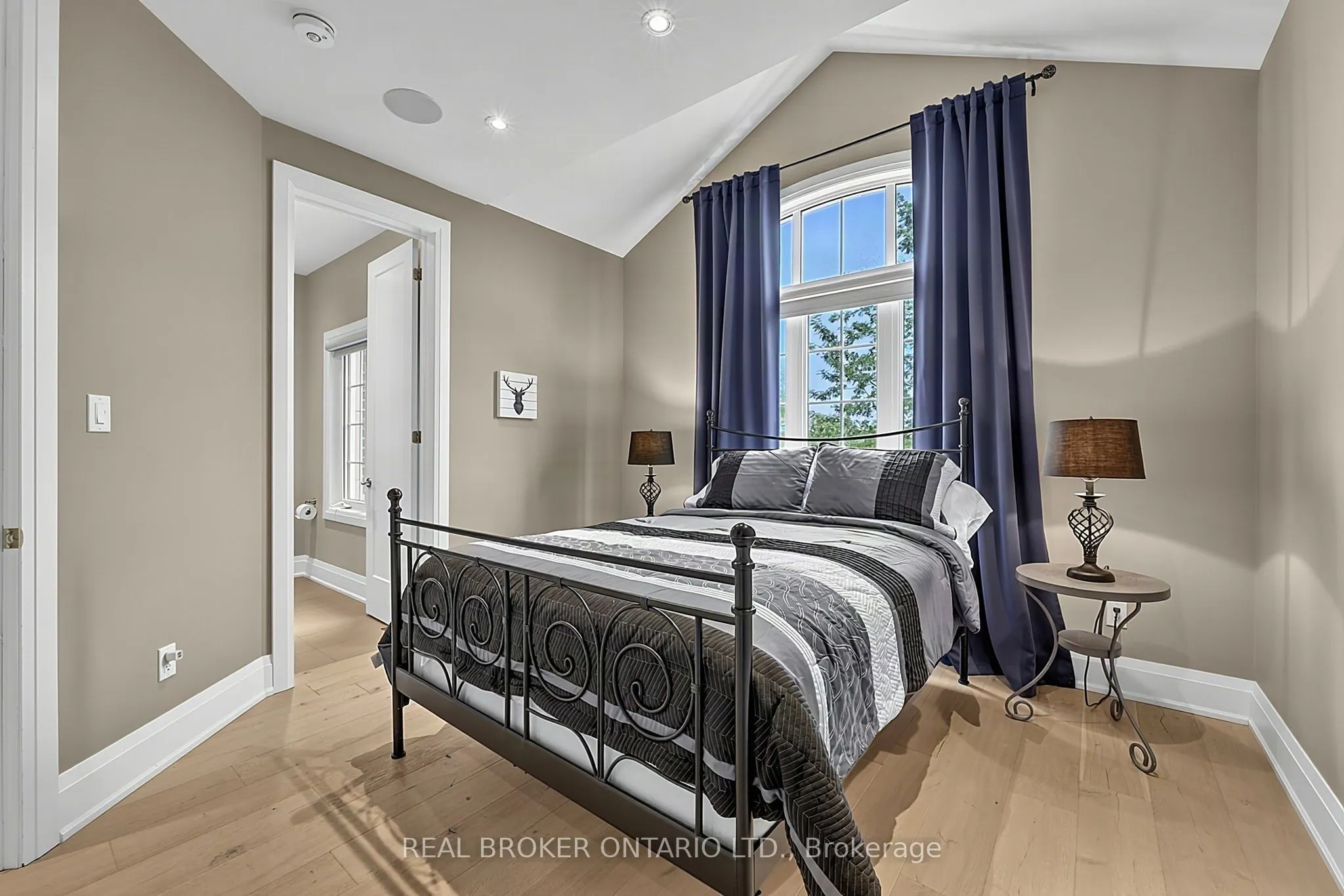 64 Manor Glen Crescent