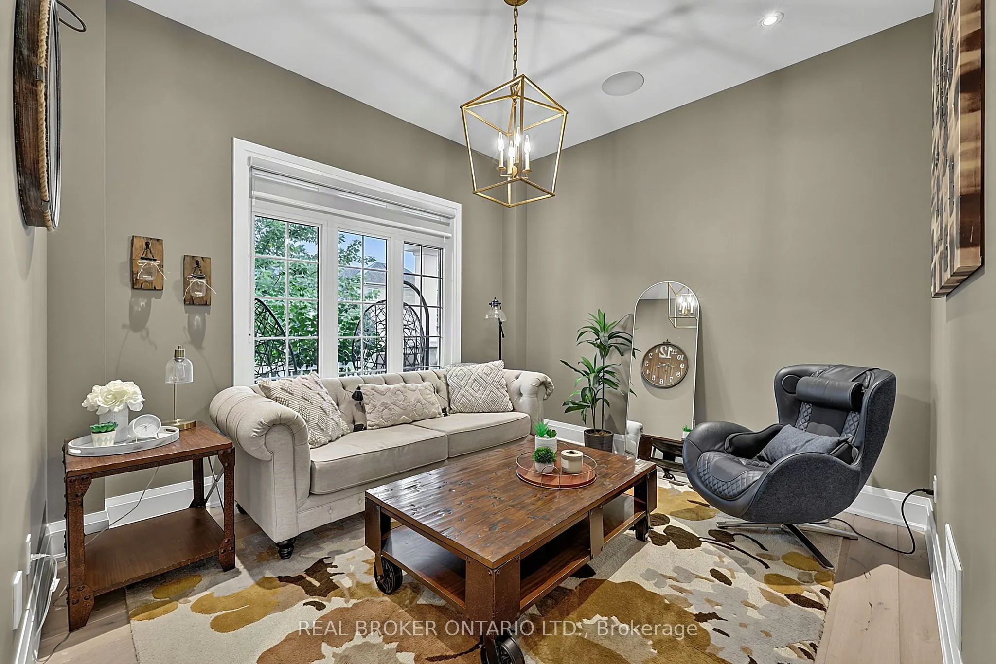 64 Manor Glen Crescent
