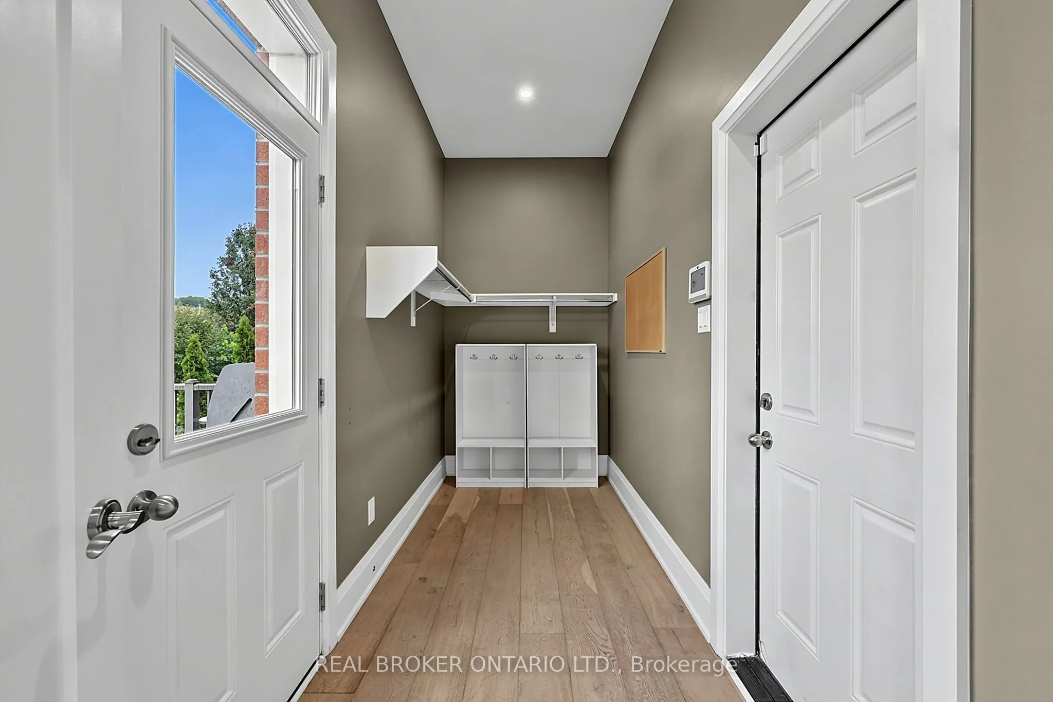 64 Manor Glen Crescent