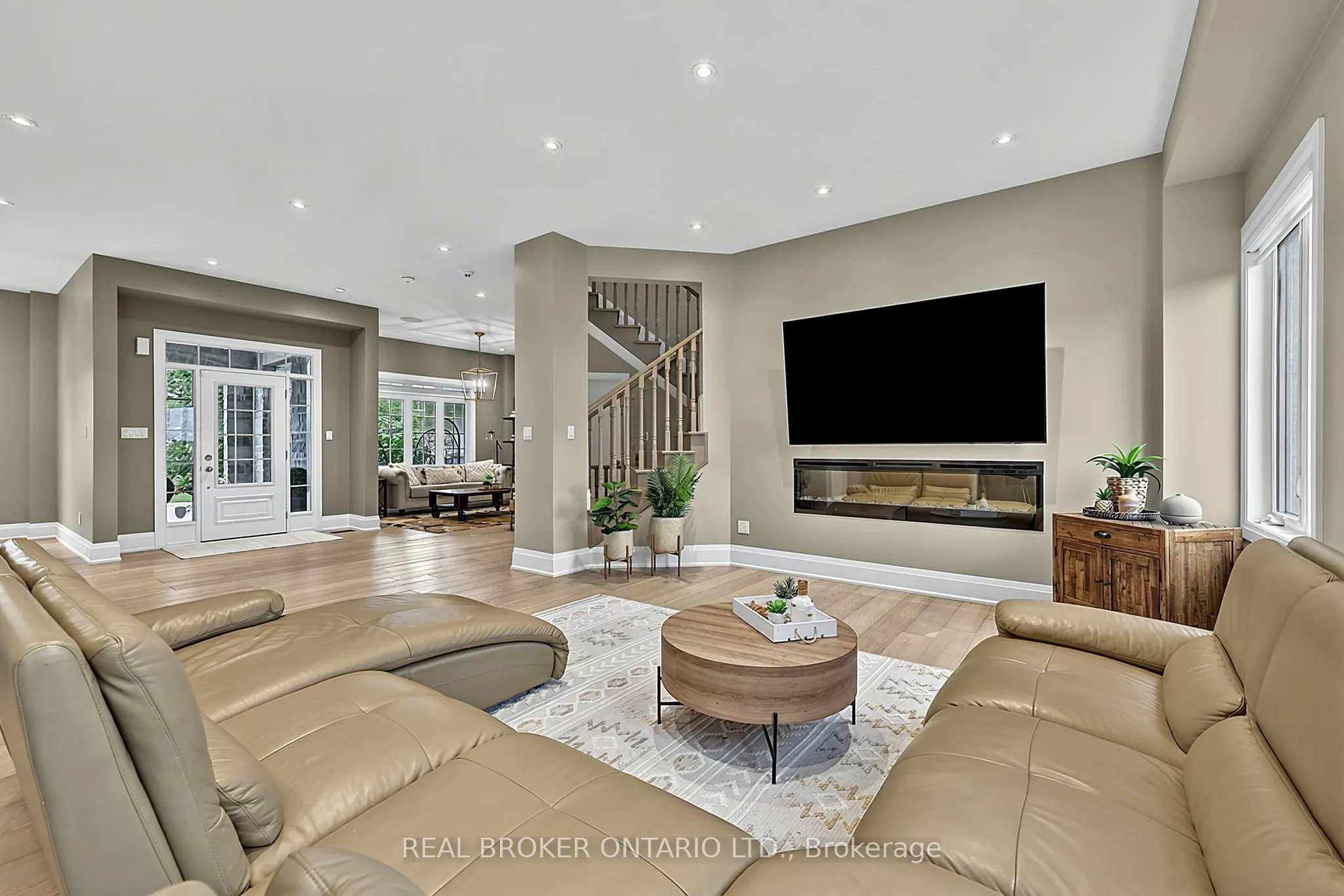 64 Manor Glen Crescent
