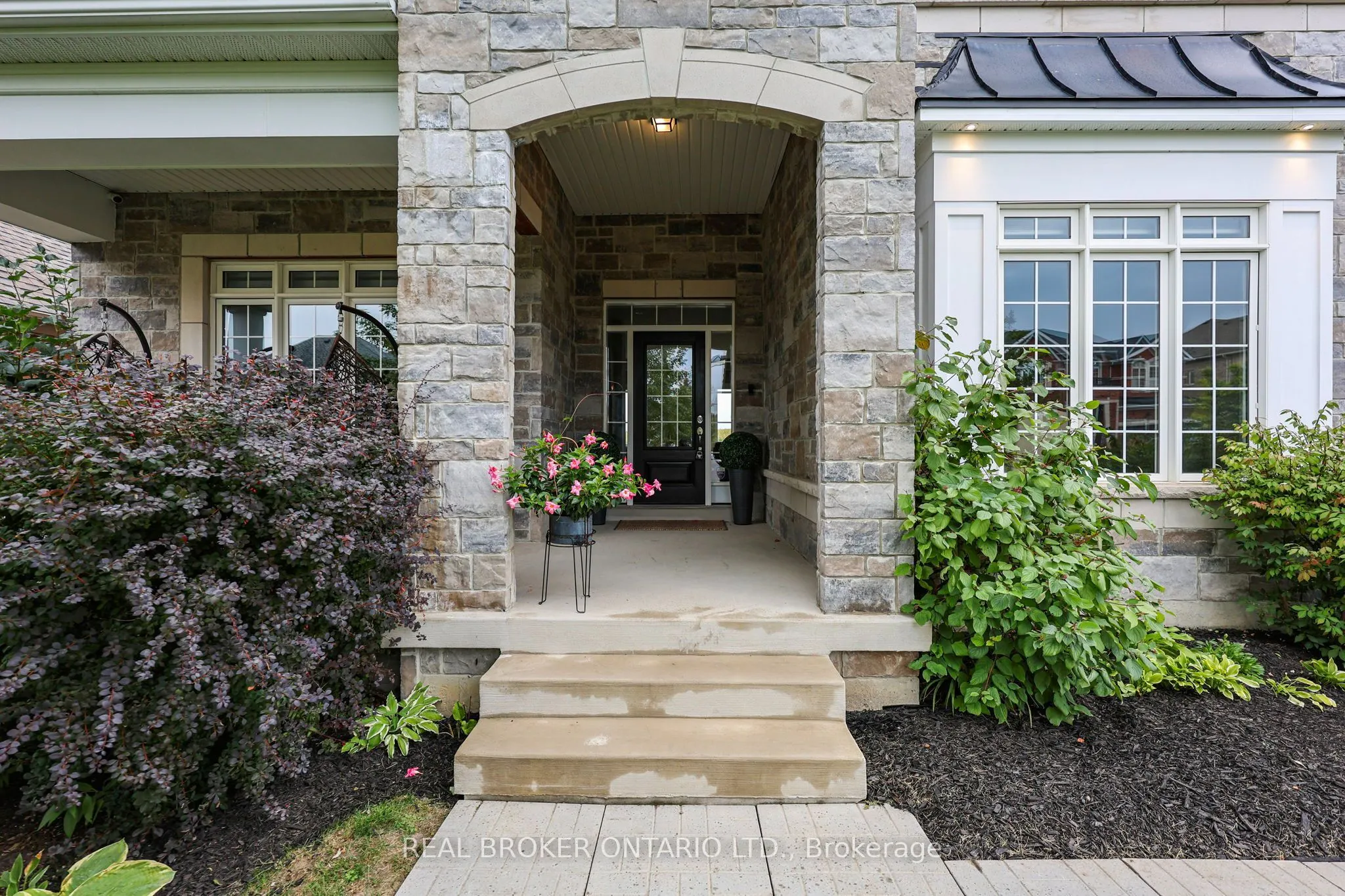 64 Manor Glen Crescent