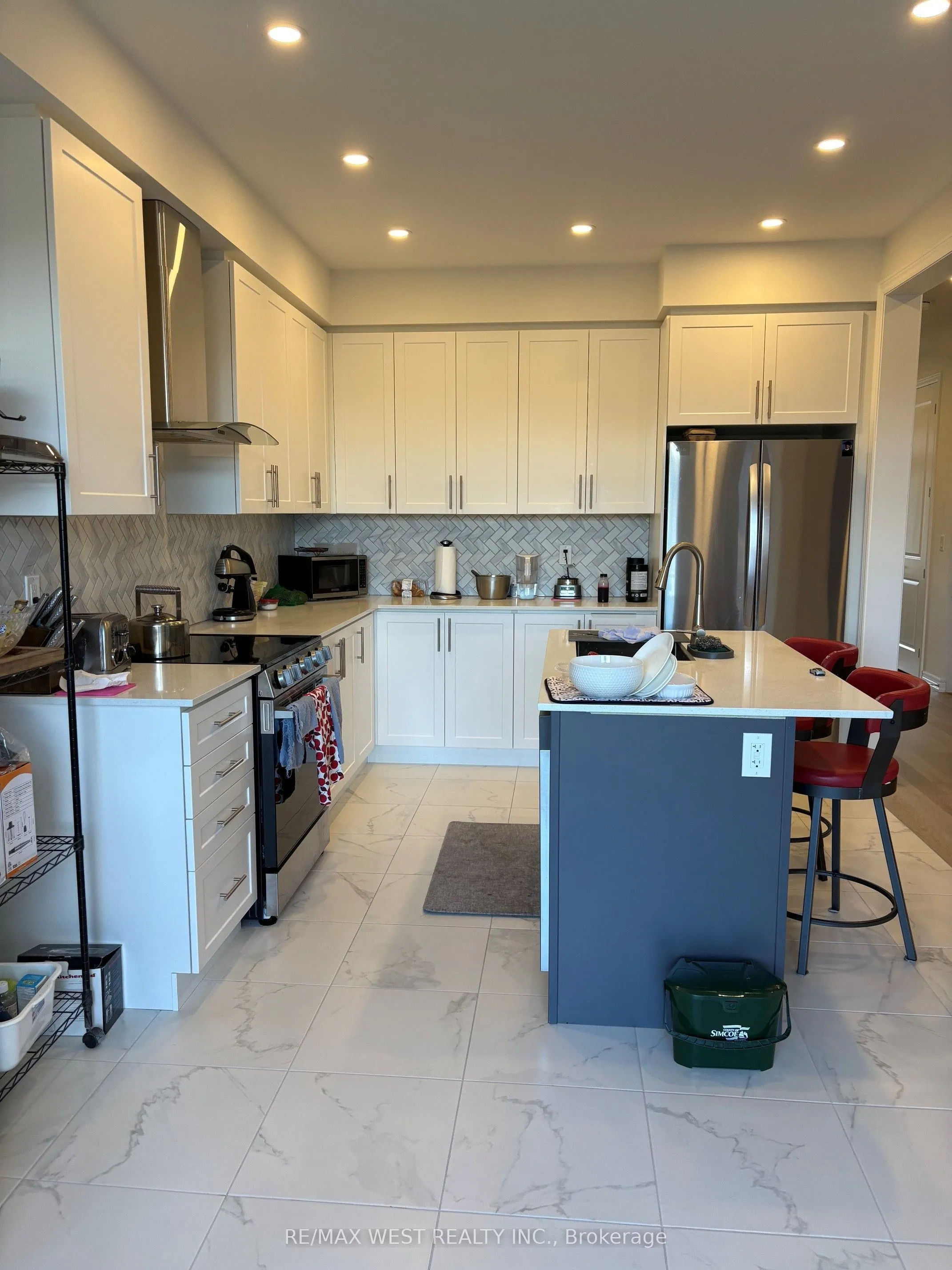1352 Davis Loop Circle