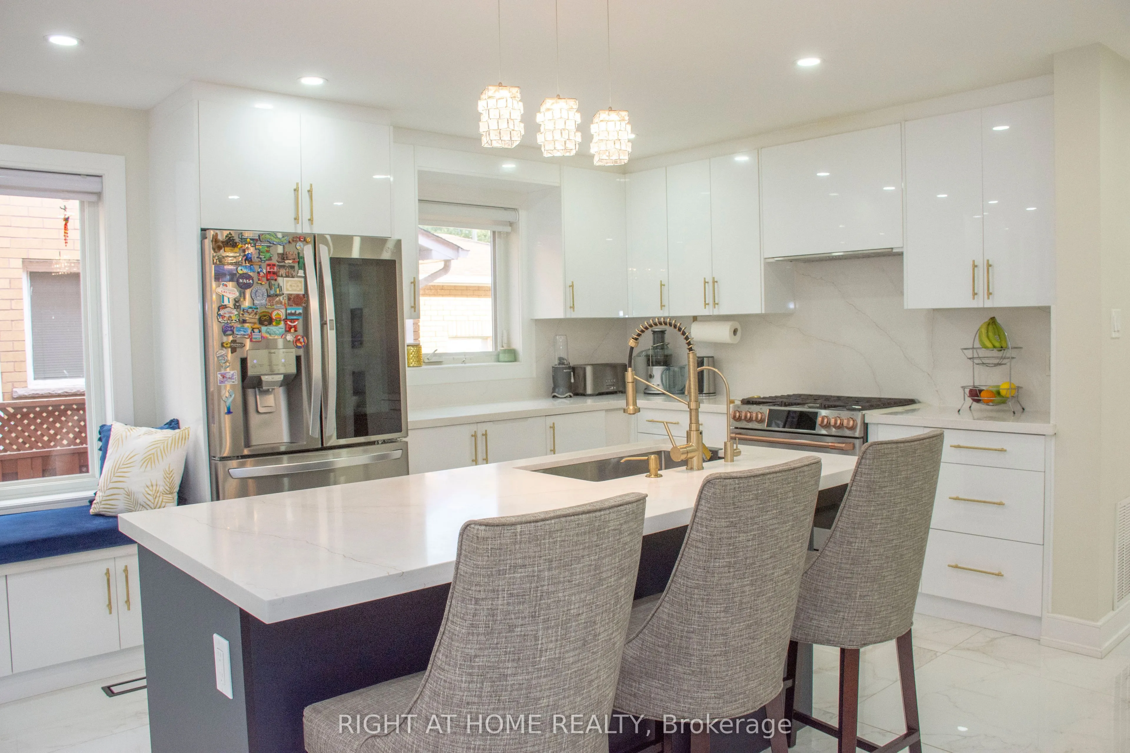 24 Aristotle Drive E
