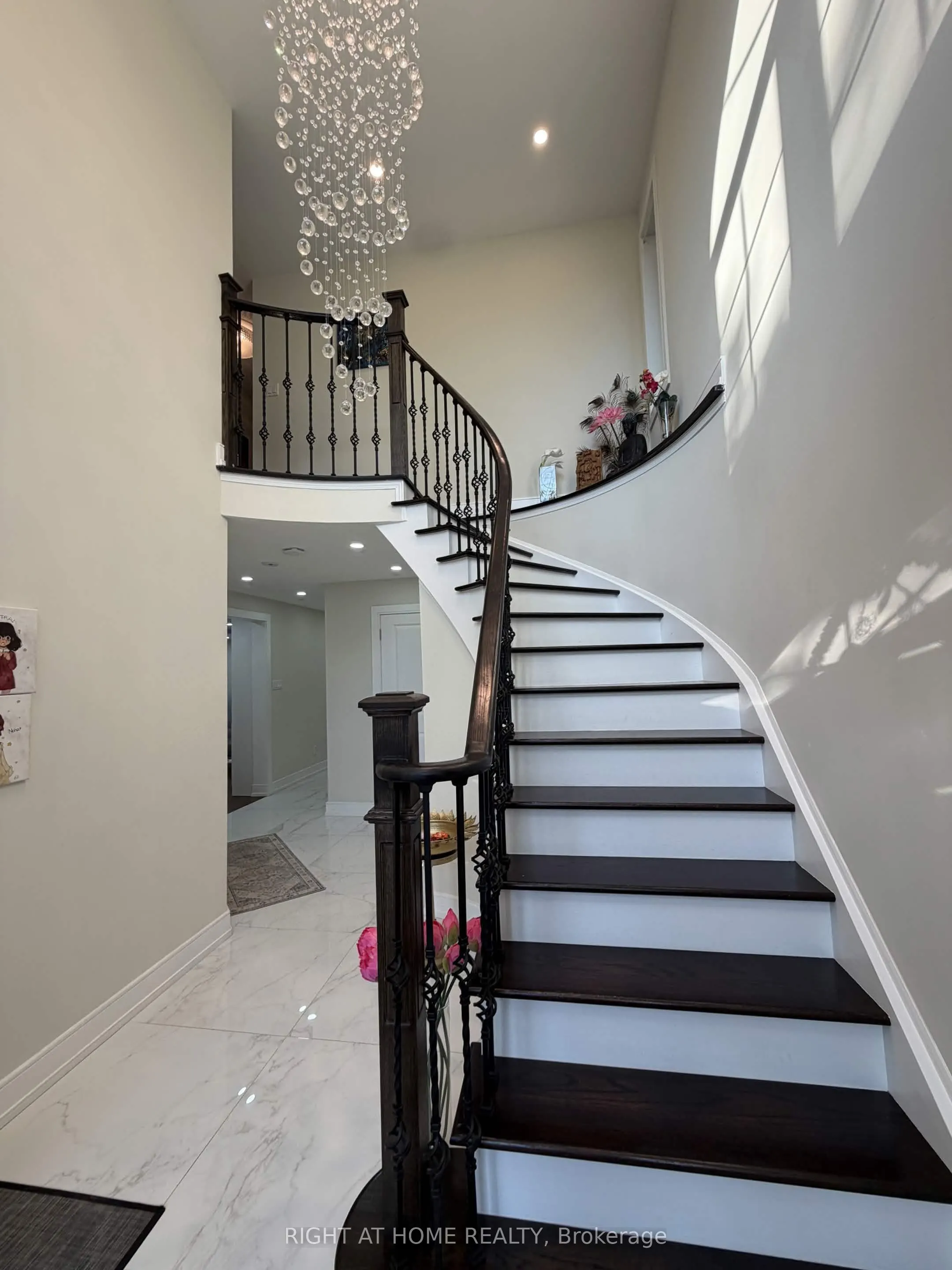 24 Aristotle Drive E