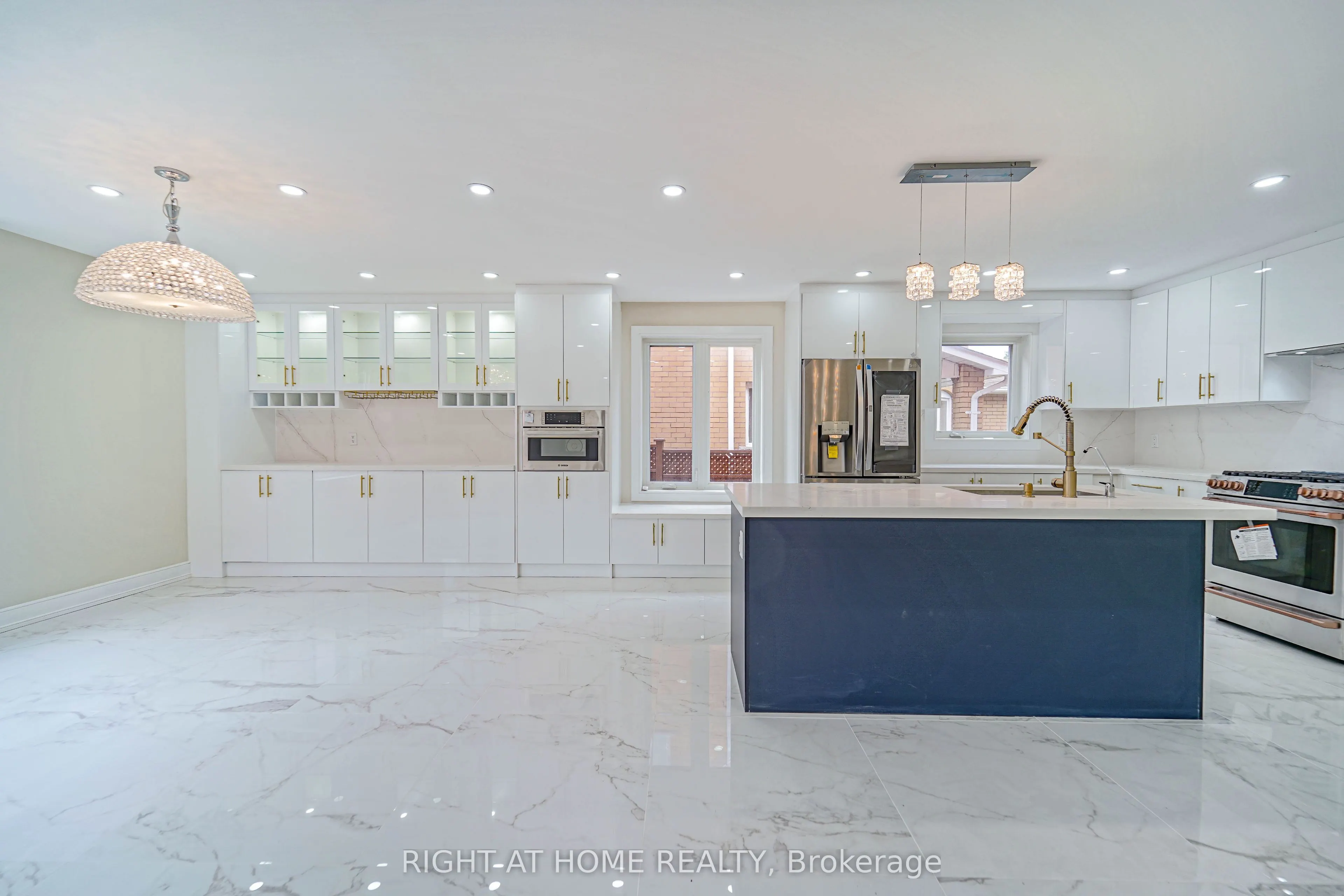 24 Aristotle Drive E