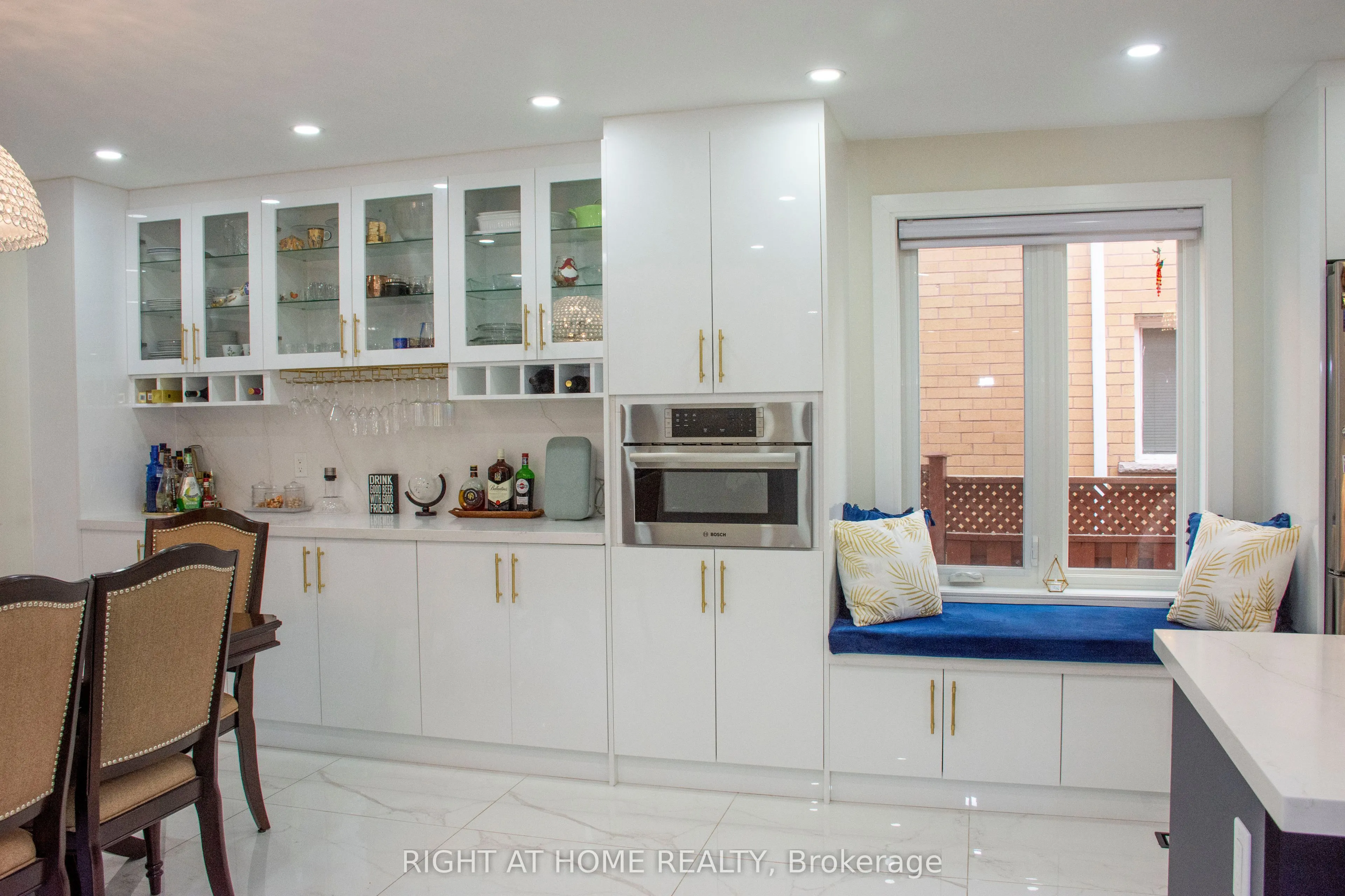24 Aristotle Drive E