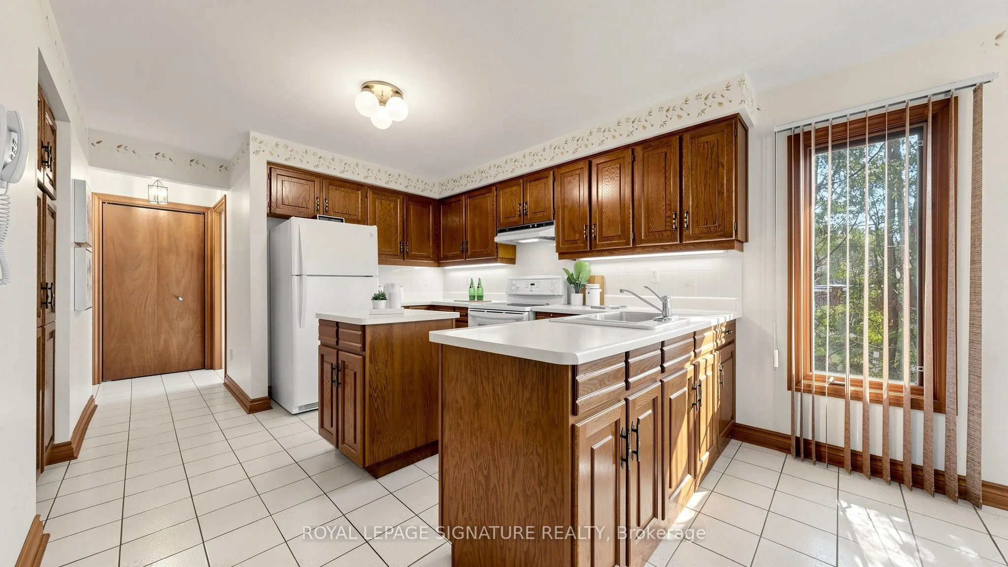 8 Royal Garden Boulevard