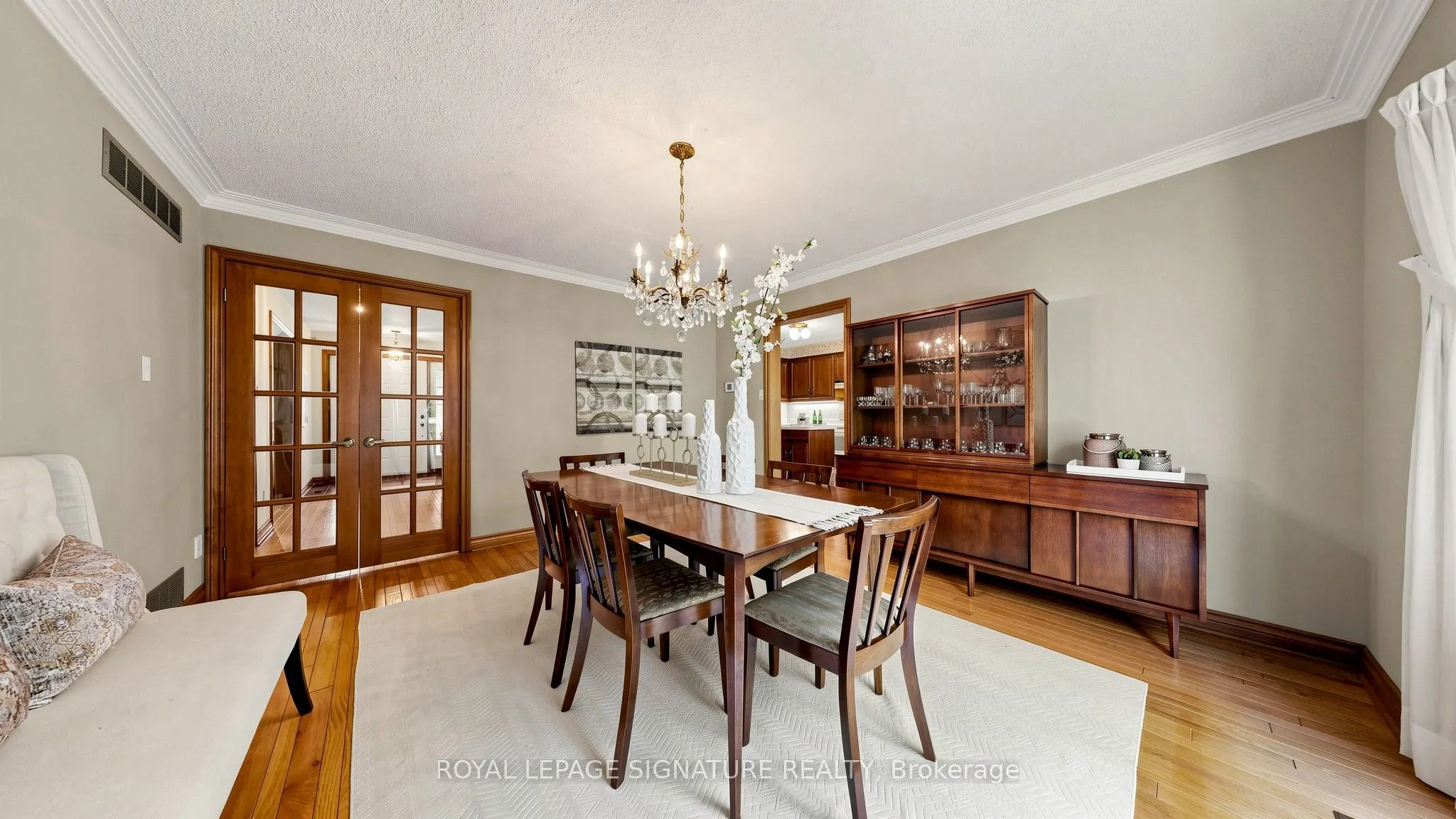 8 Royal Garden Boulevard