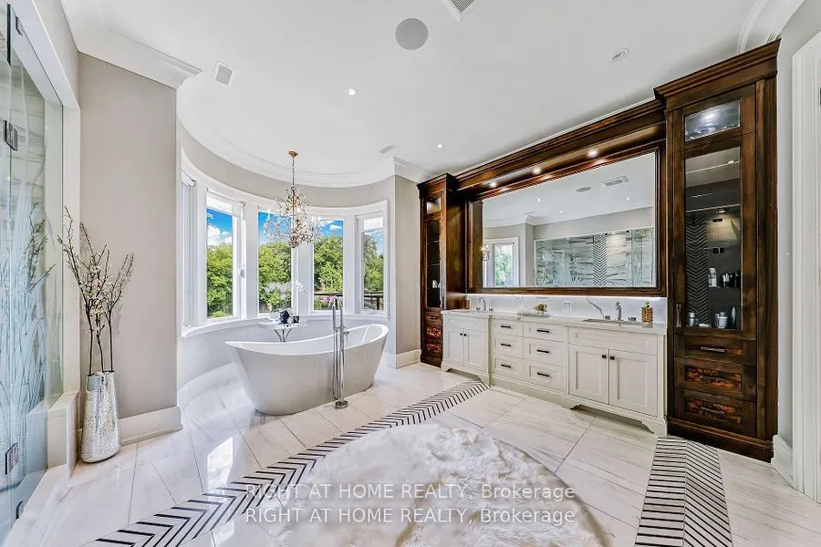 10 Yongeview Avenue