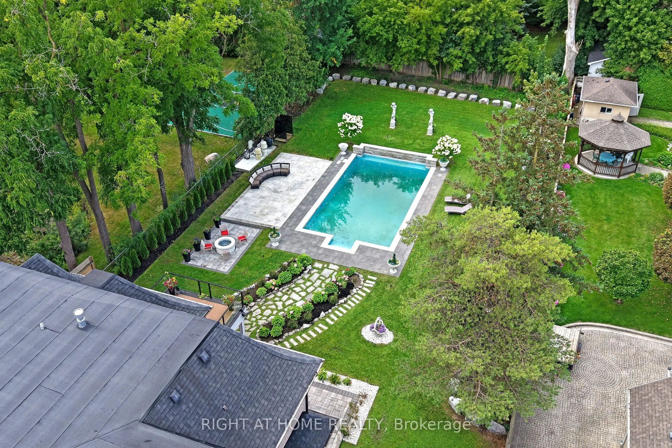10 Yongeview Avenue