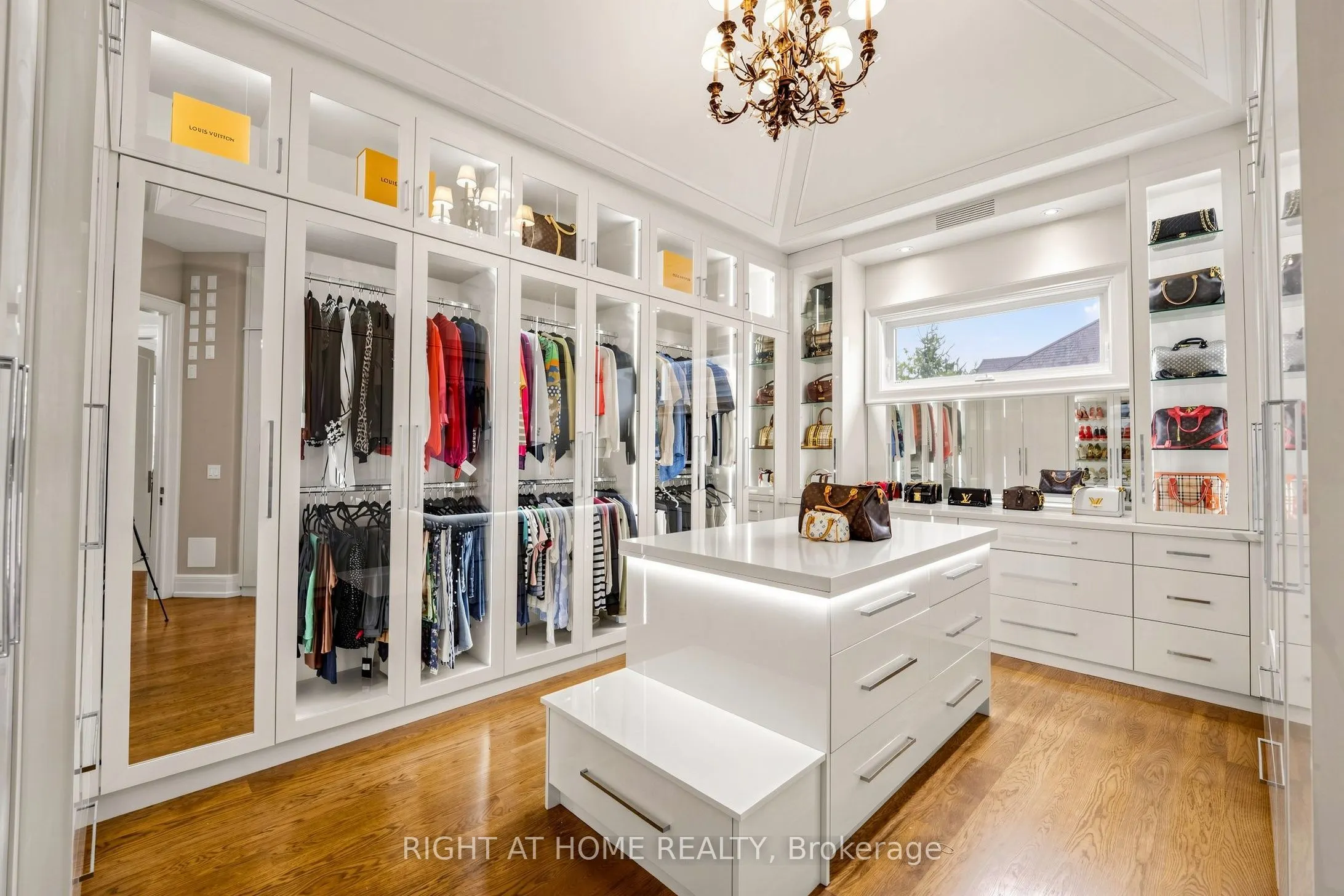 10 Yongeview Avenue