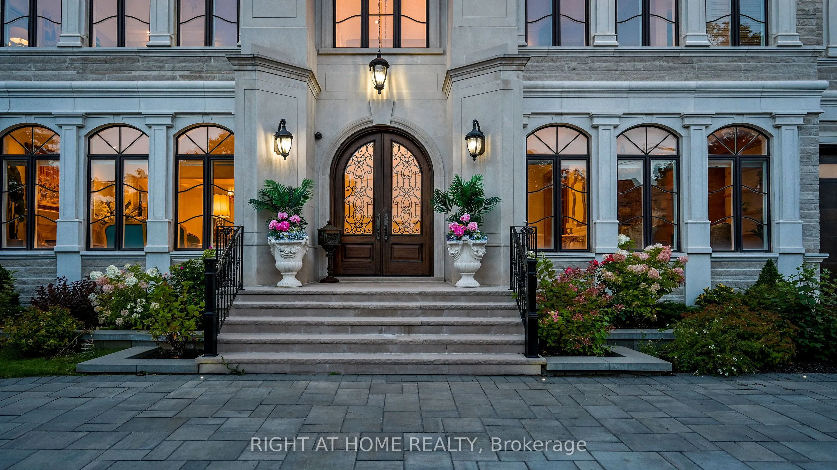 10 Yongeview Avenue