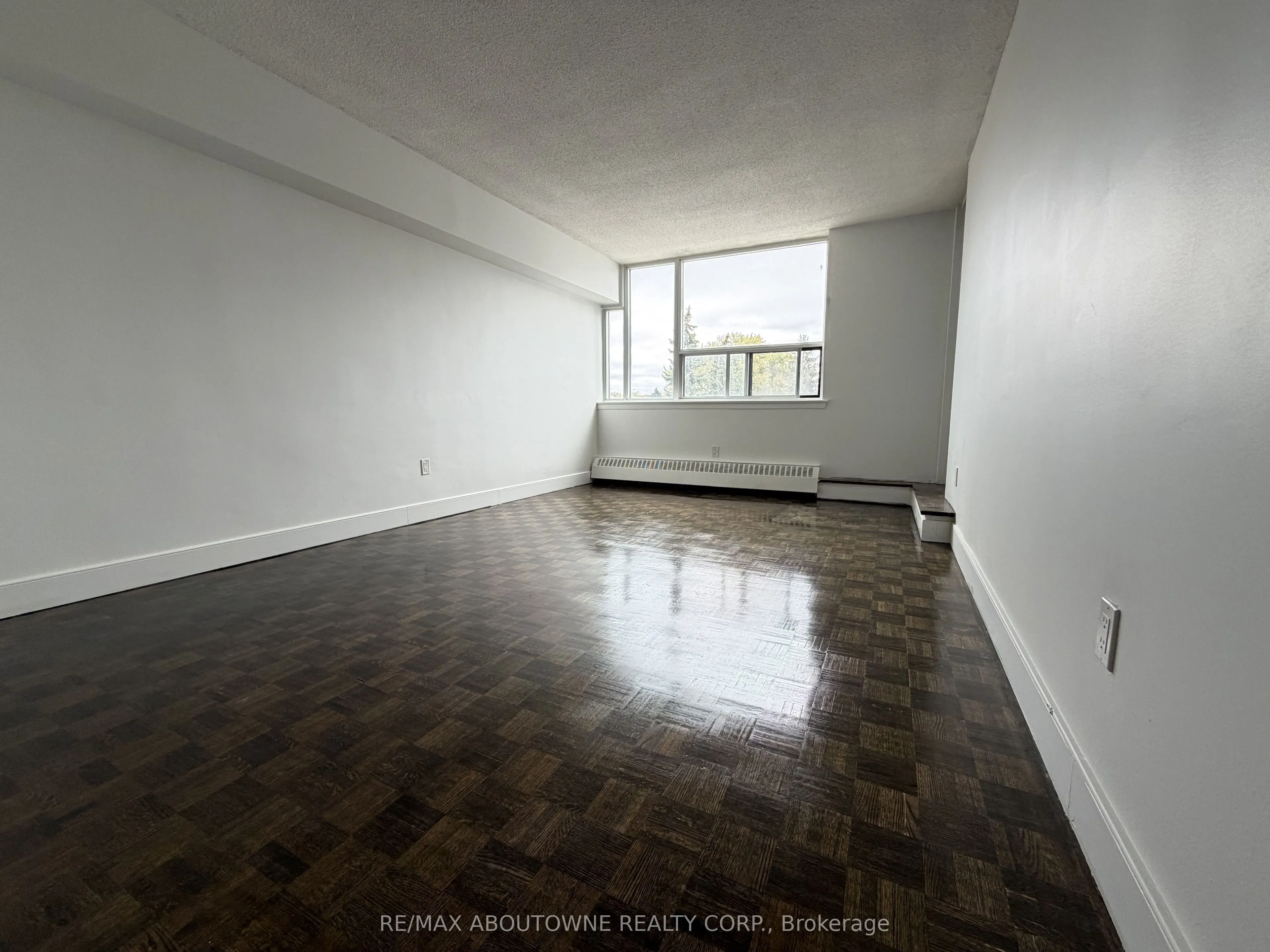 147 Wellington Street W #205