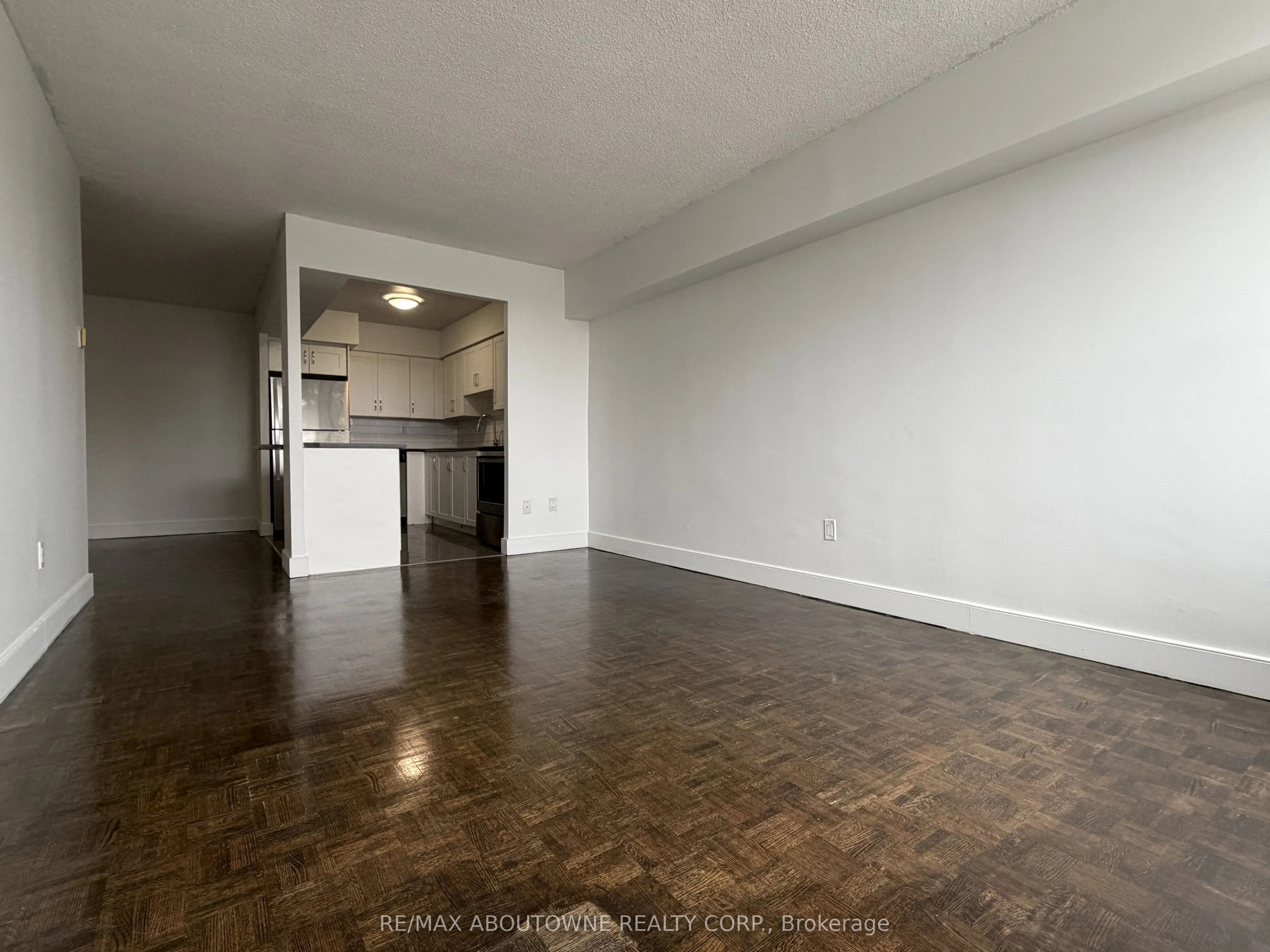 147 Wellington Street W #205