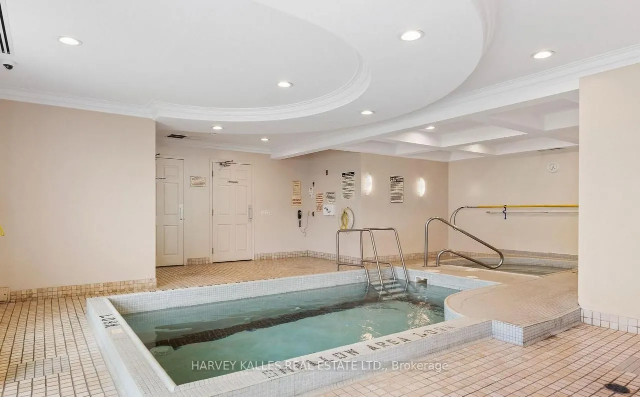 1 Maison Parc Court #704