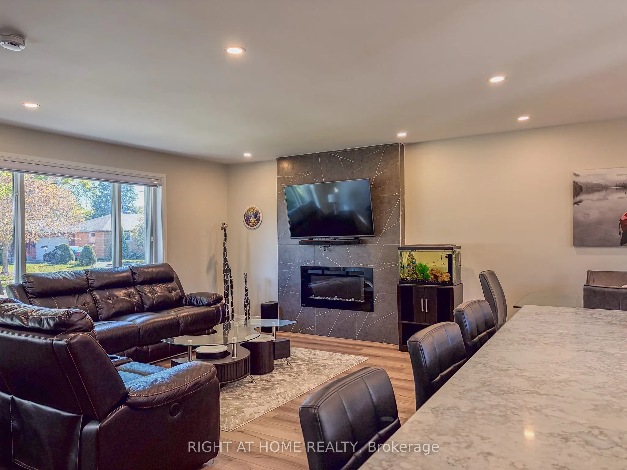 221 Tupper Boulevard
