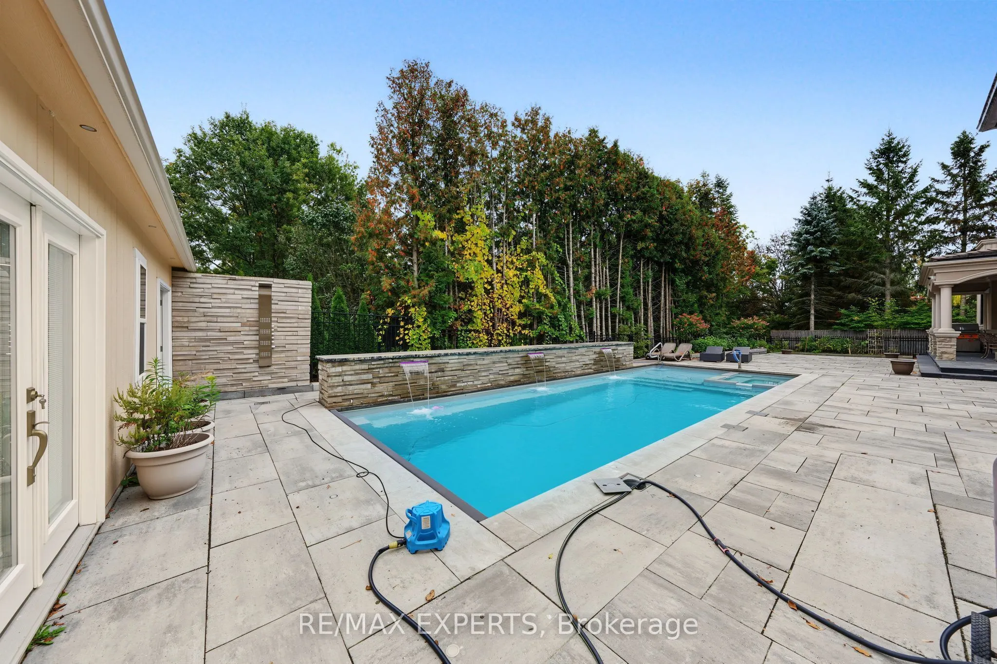 33 Highland Creek Court