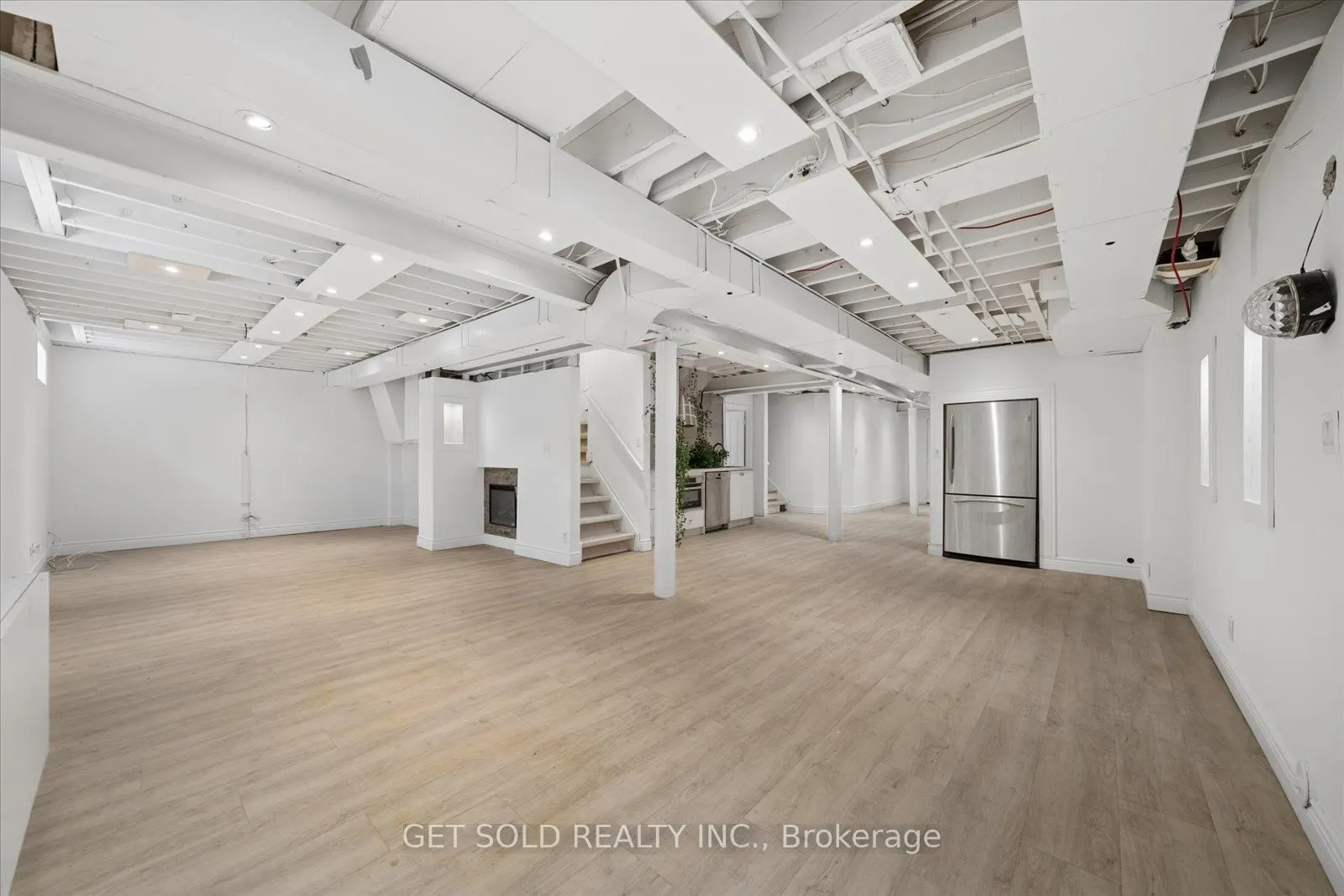 5 Ravine Edge Drive
