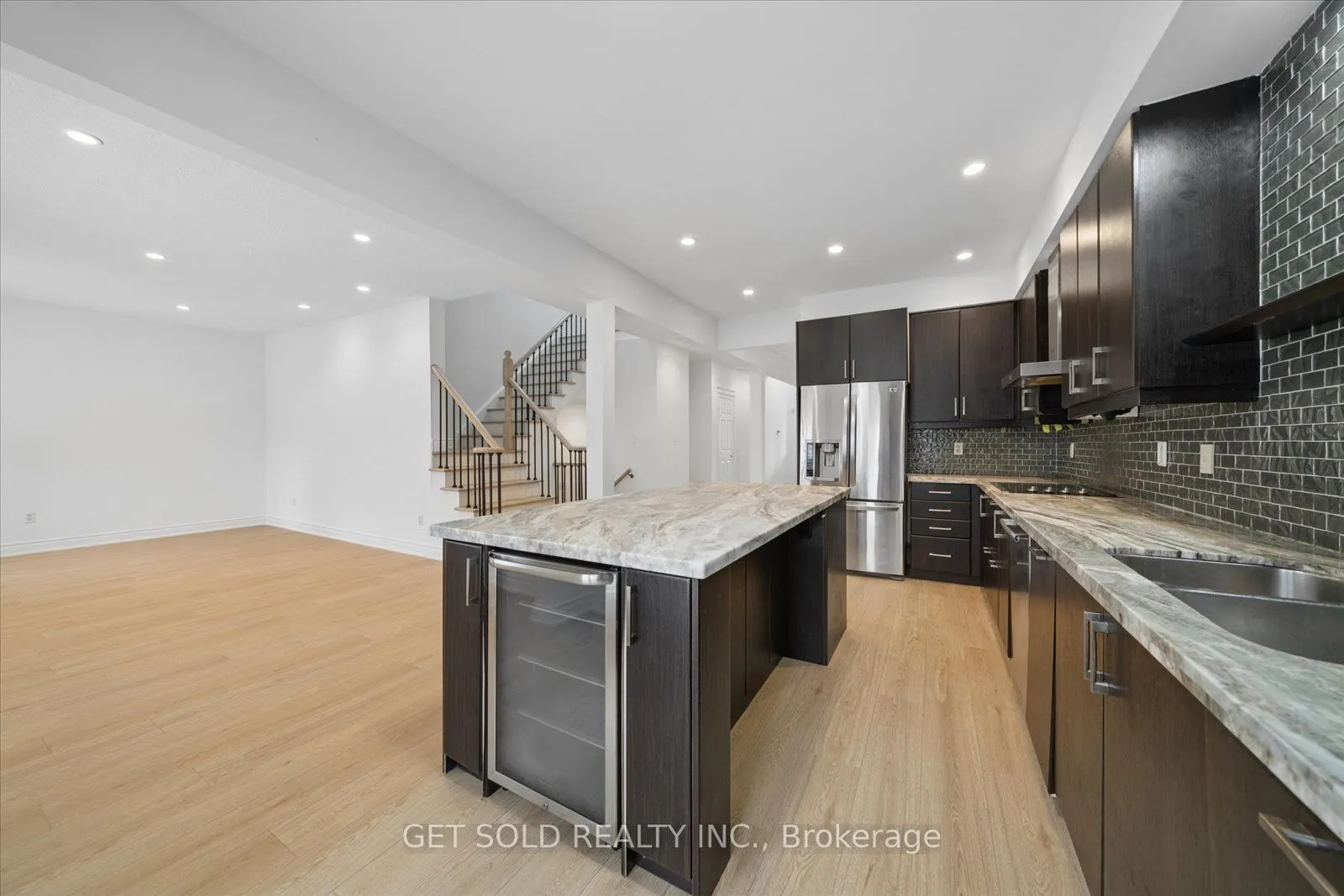 5 Ravine Edge Drive
