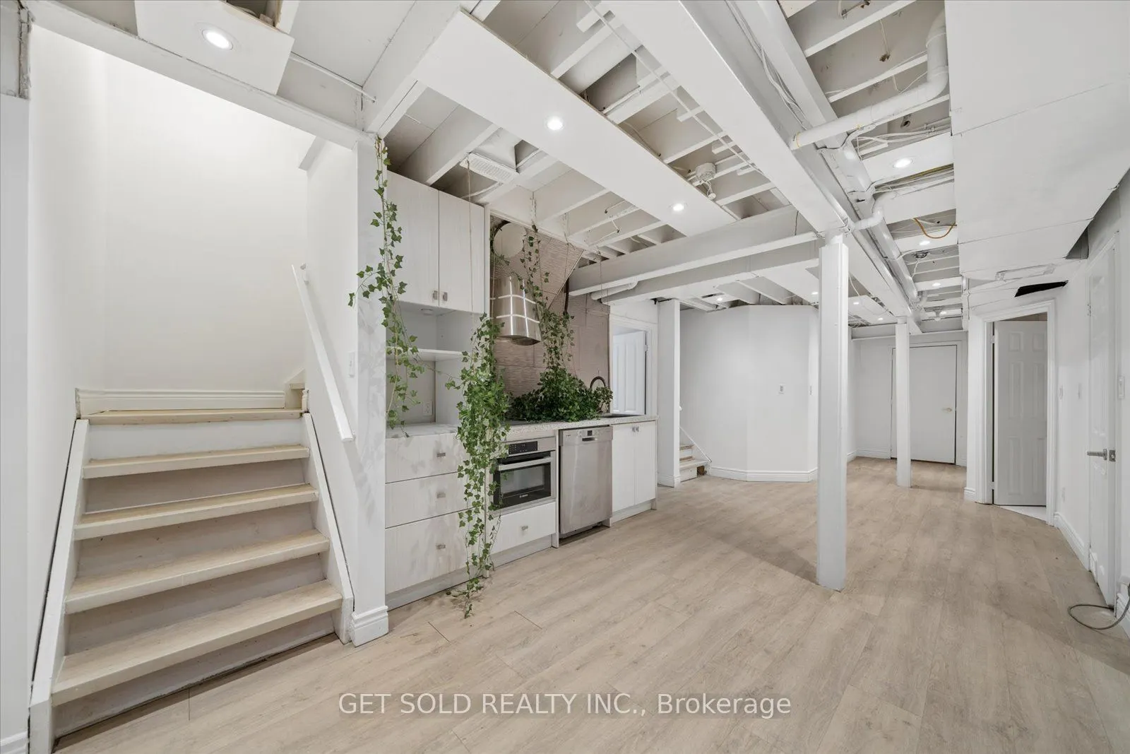 5 Ravine Edge Drive