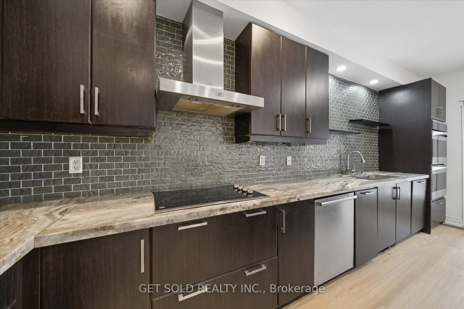 5 Ravine Edge Drive