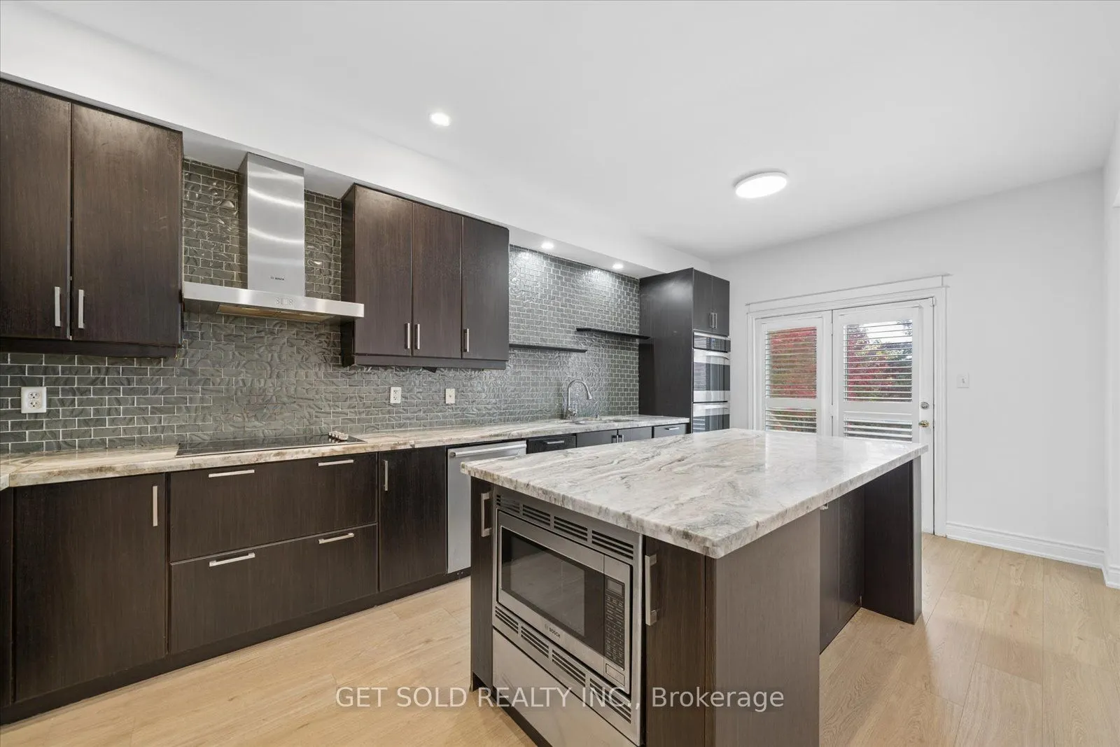 5 Ravine Edge Drive