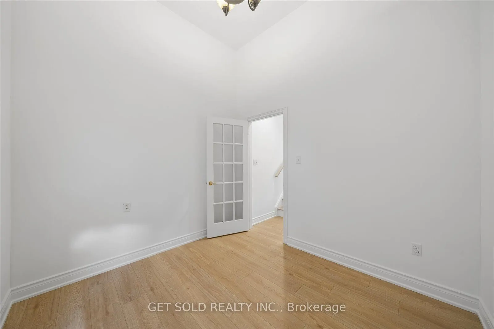 5 Ravine Edge Drive