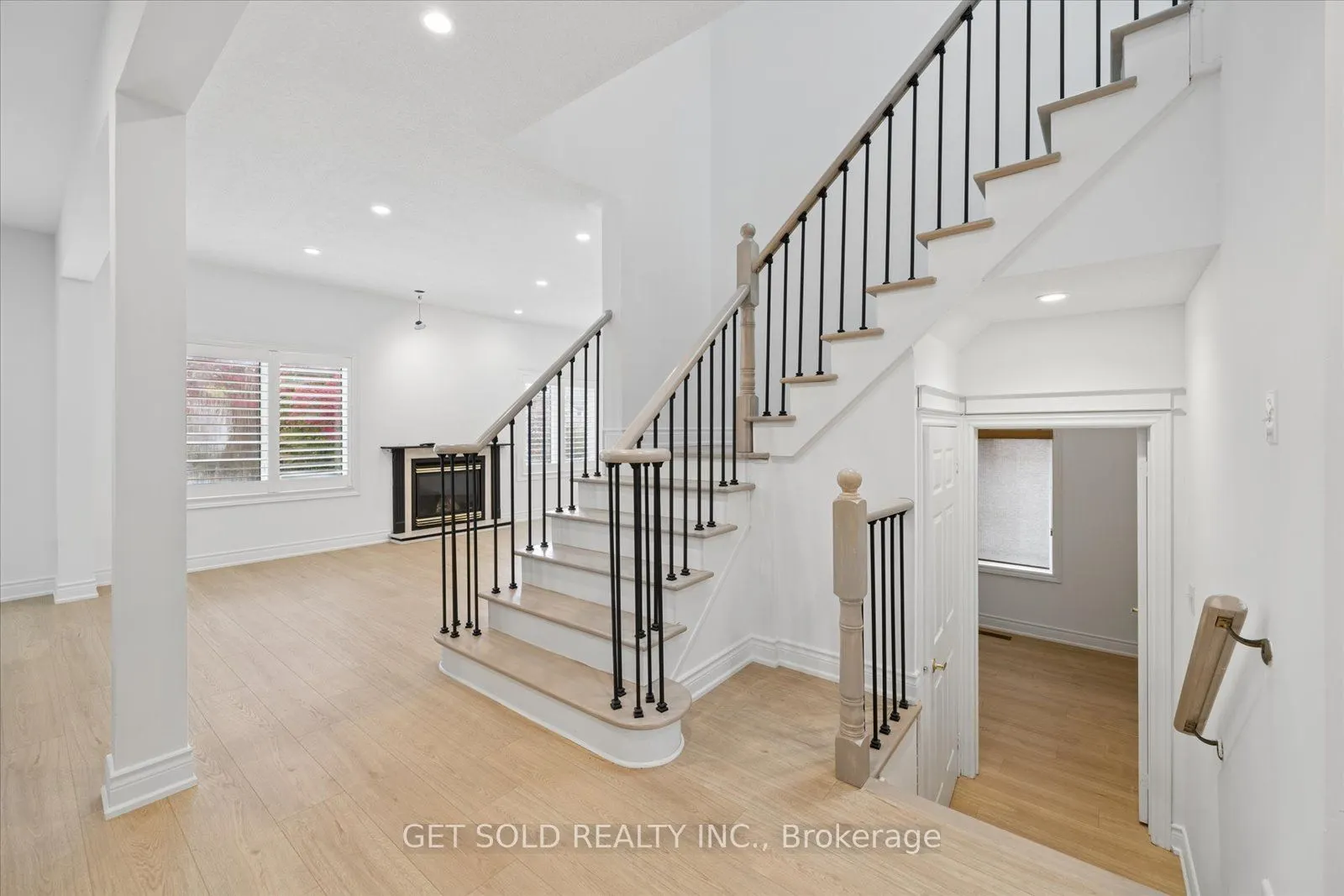 5 Ravine Edge Drive