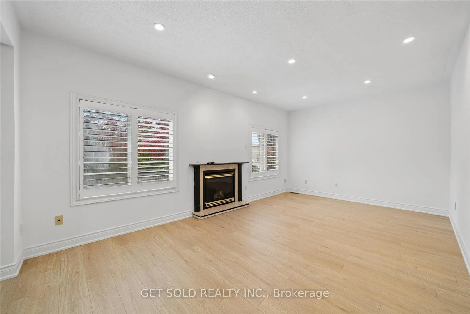 5 Ravine Edge Drive