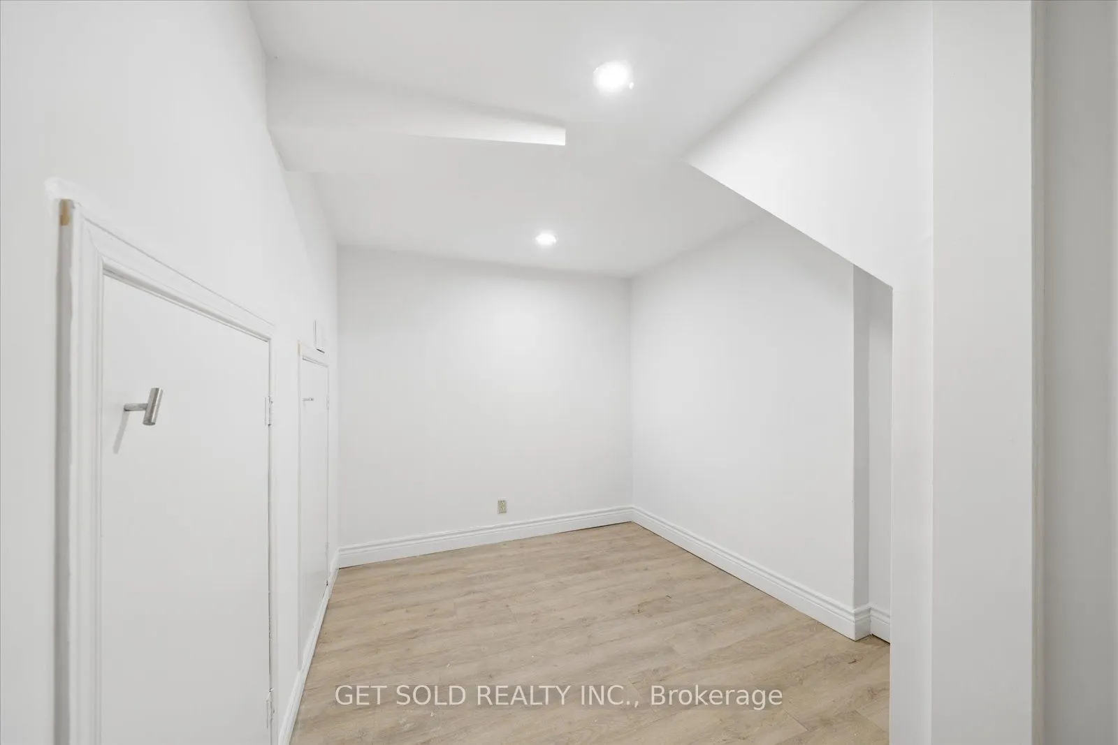 5 Ravine Edge Drive