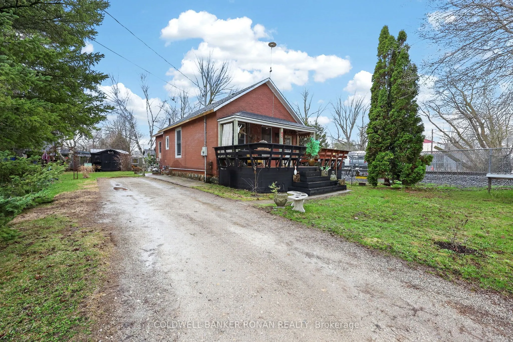 87 Wellington Street E