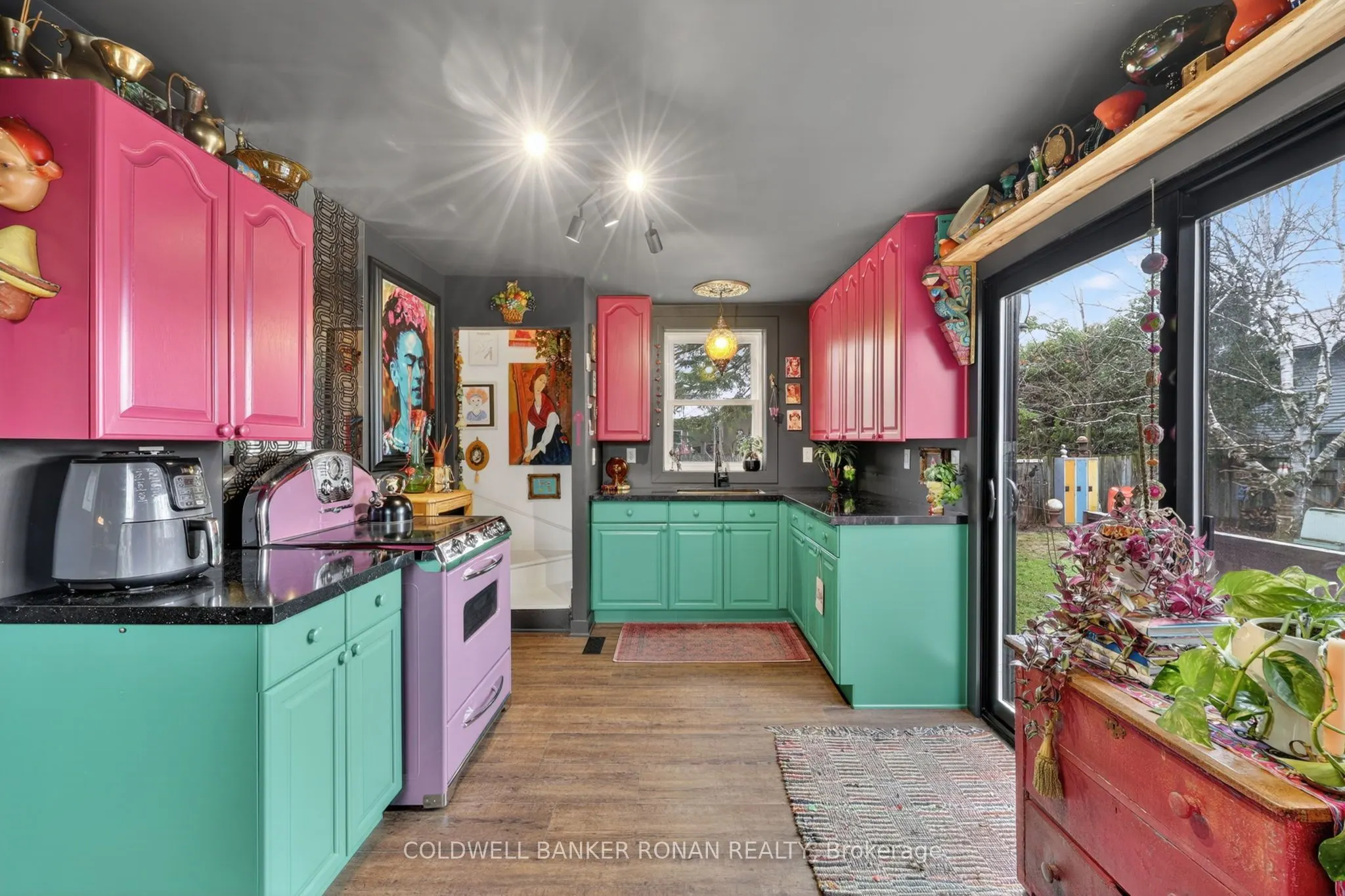 87 Wellington Street E