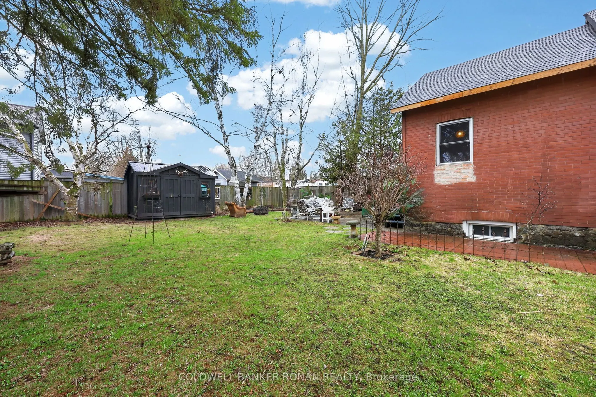 87 Wellington Street E