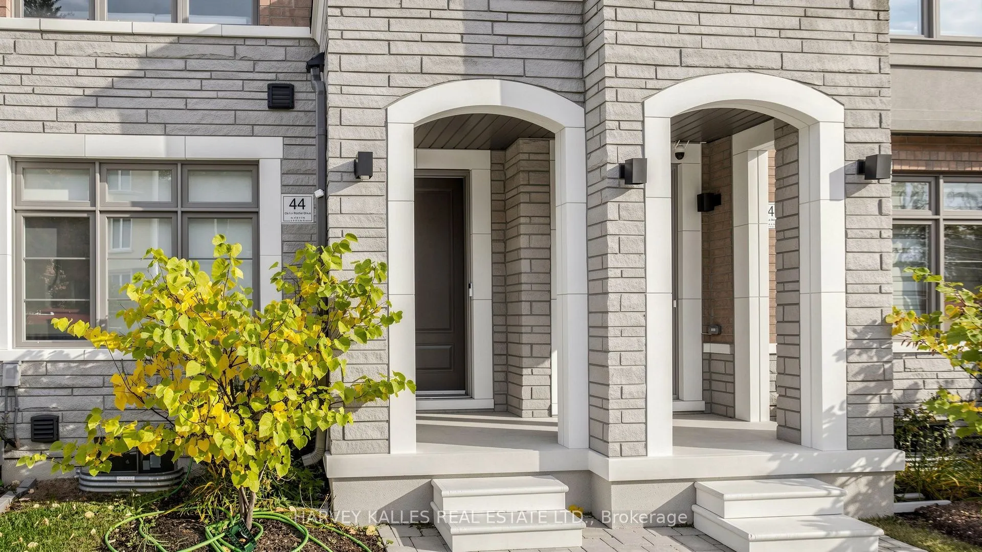 44 De La Roche Drive