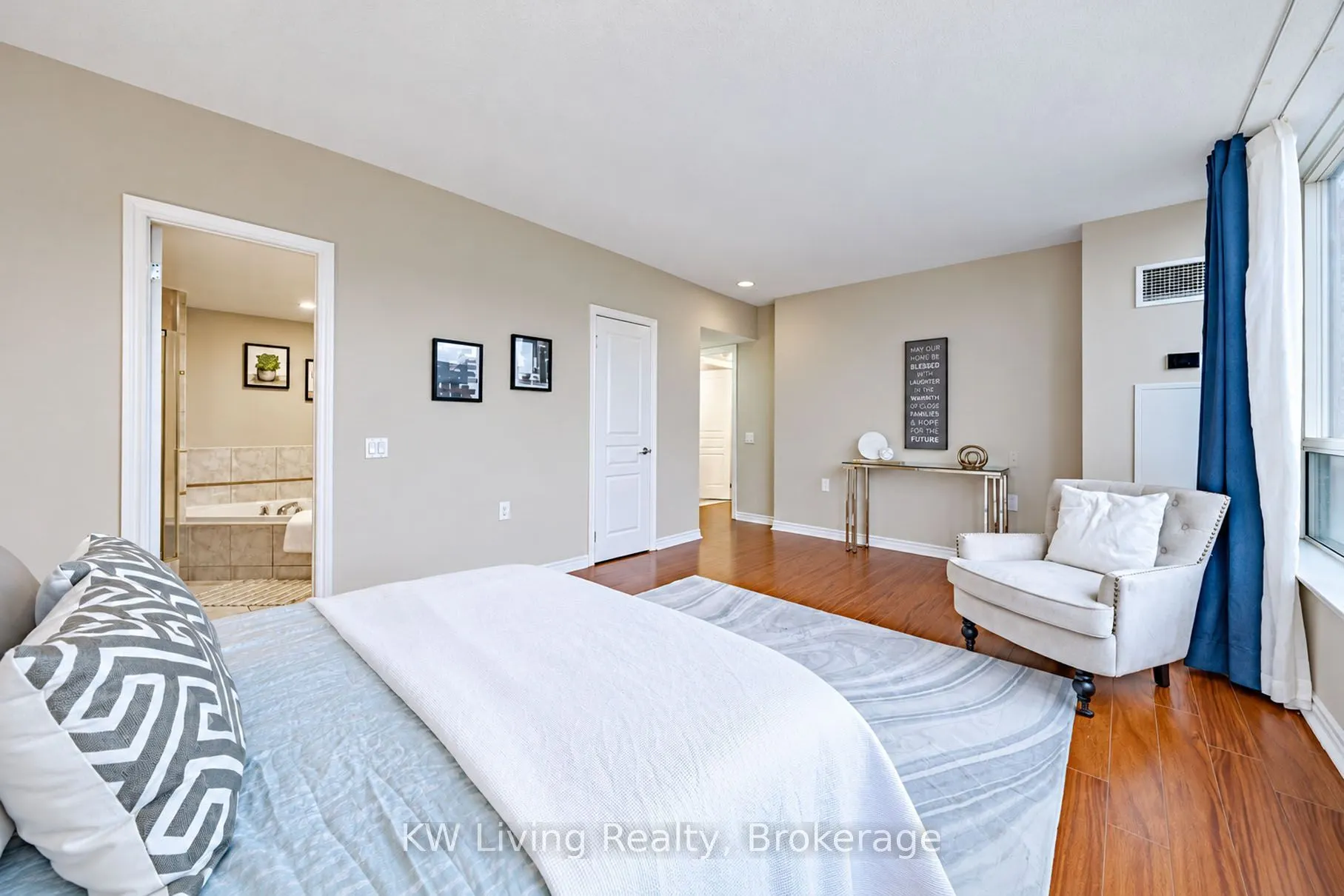 9015 Leslie Street #305