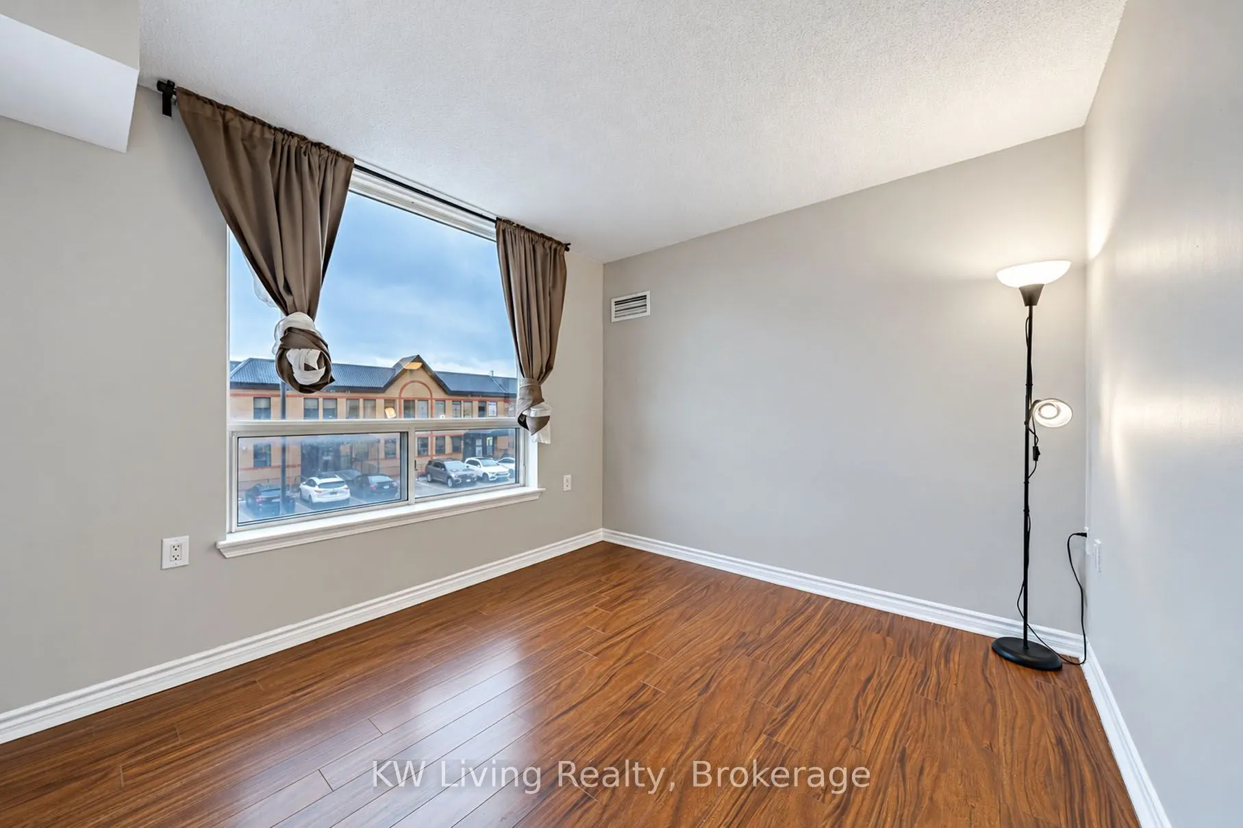 9015 Leslie Street #305