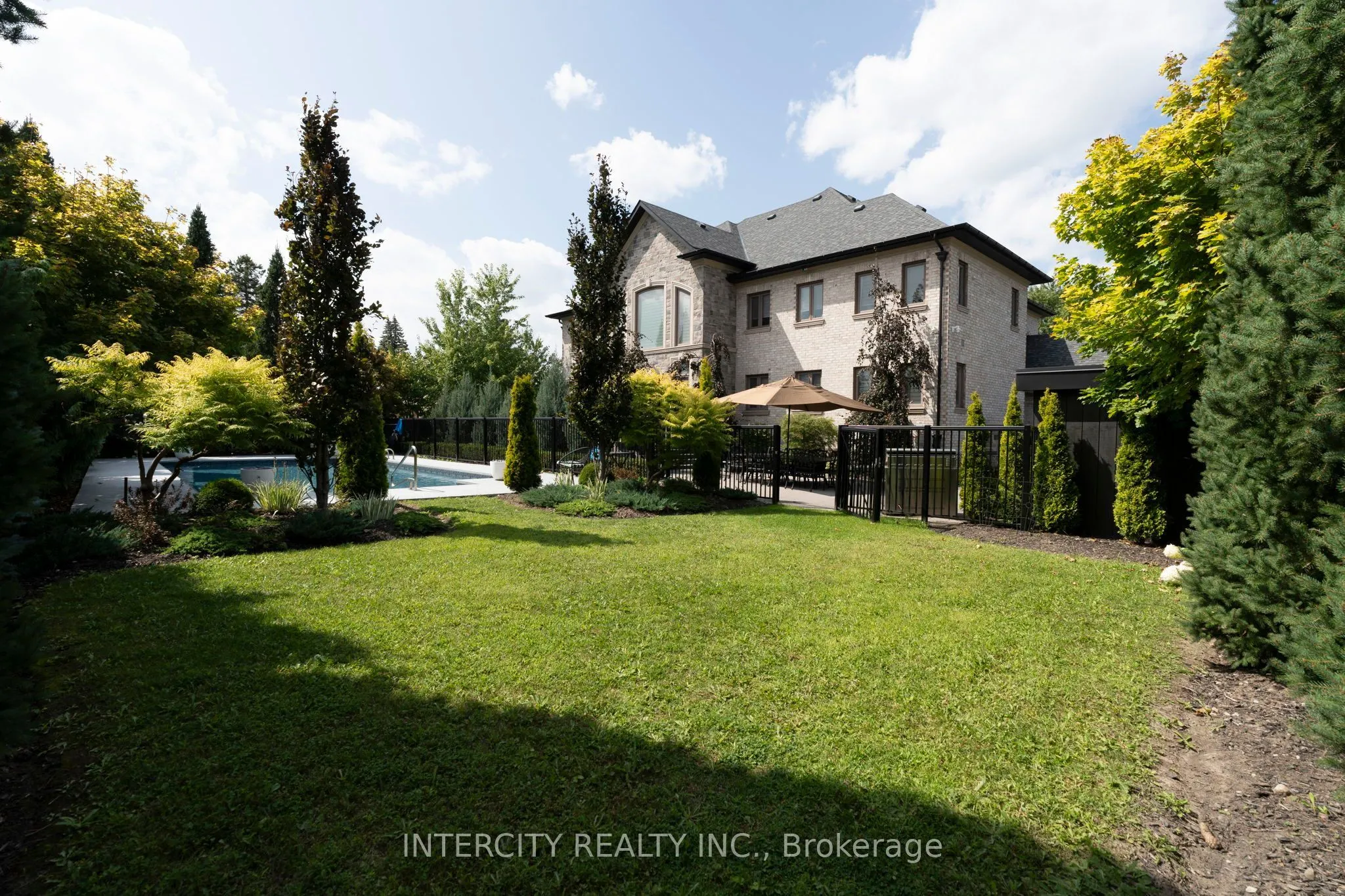27 Rockview Gardens