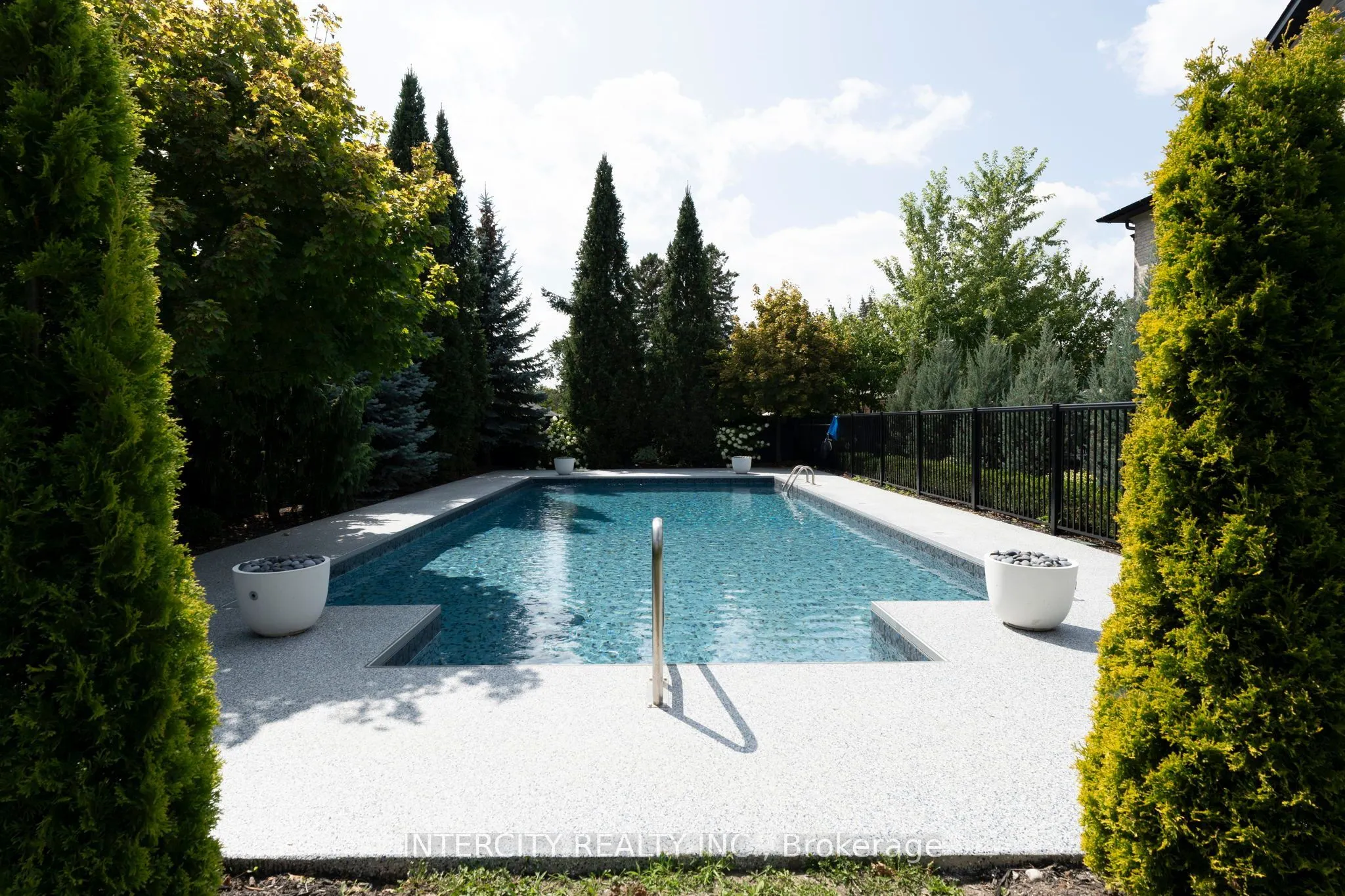 27 Rockview Gardens