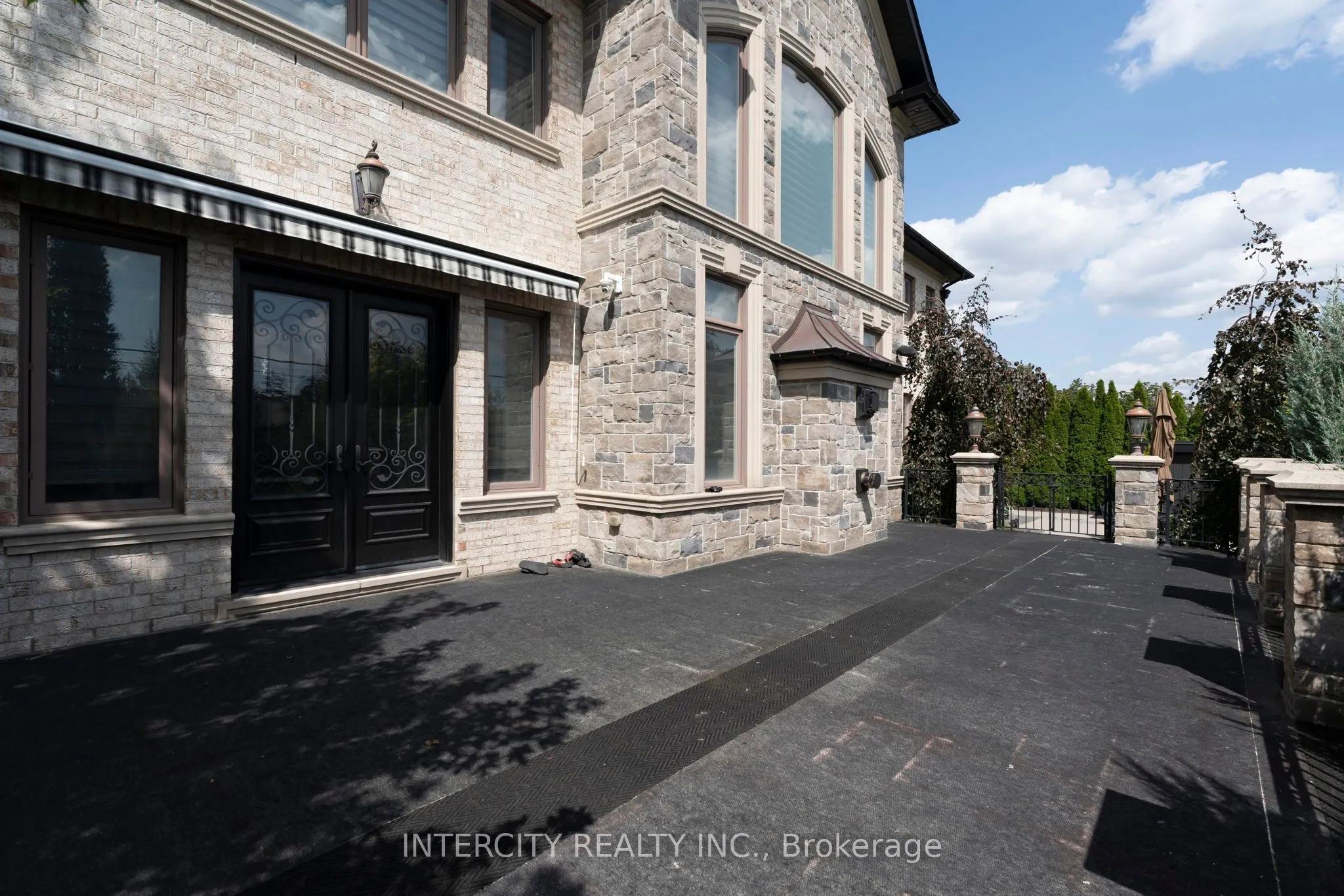 27 Rockview Gardens