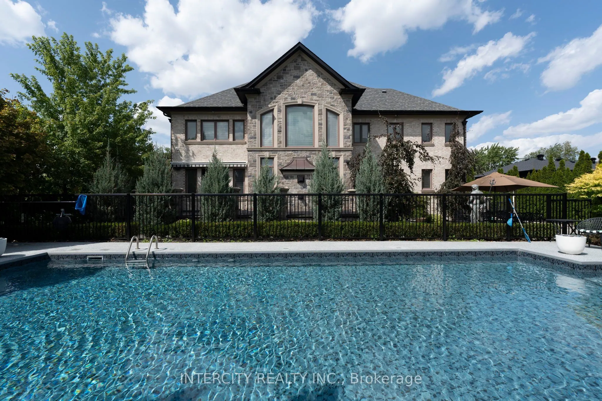 27 Rockview Gardens