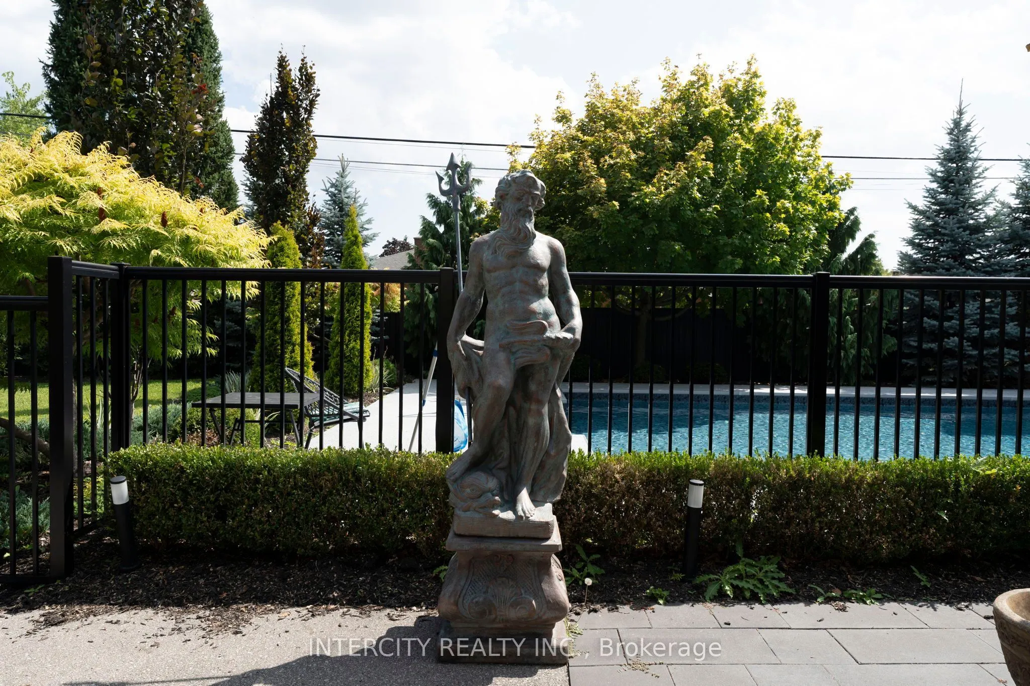 27 Rockview Gardens
