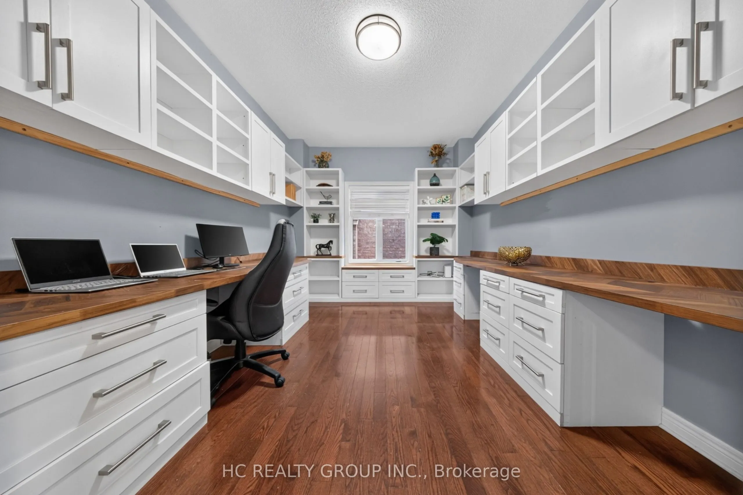 21 Wolf Trail Crescent