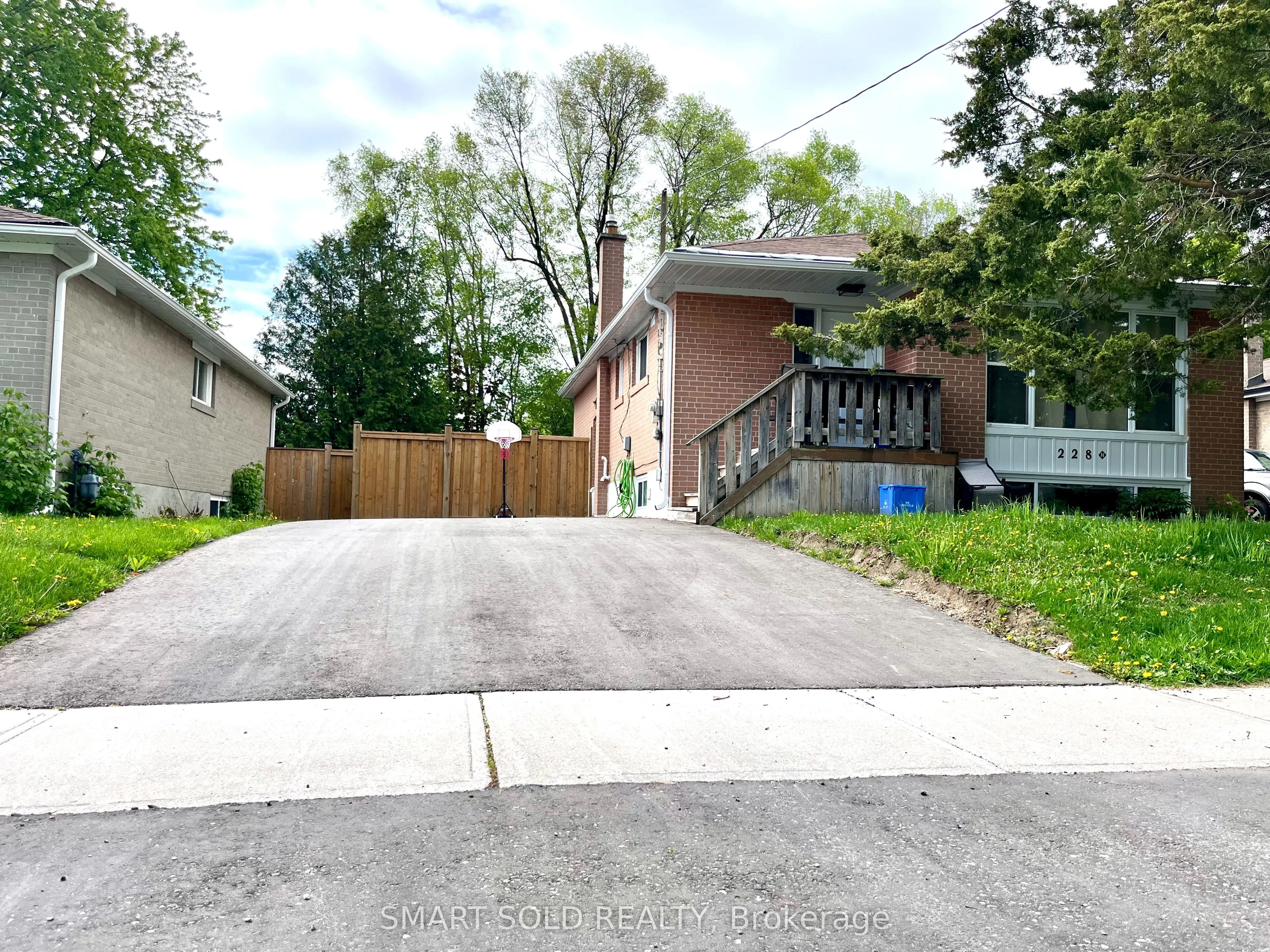228 Silverbirch Drive #Lower