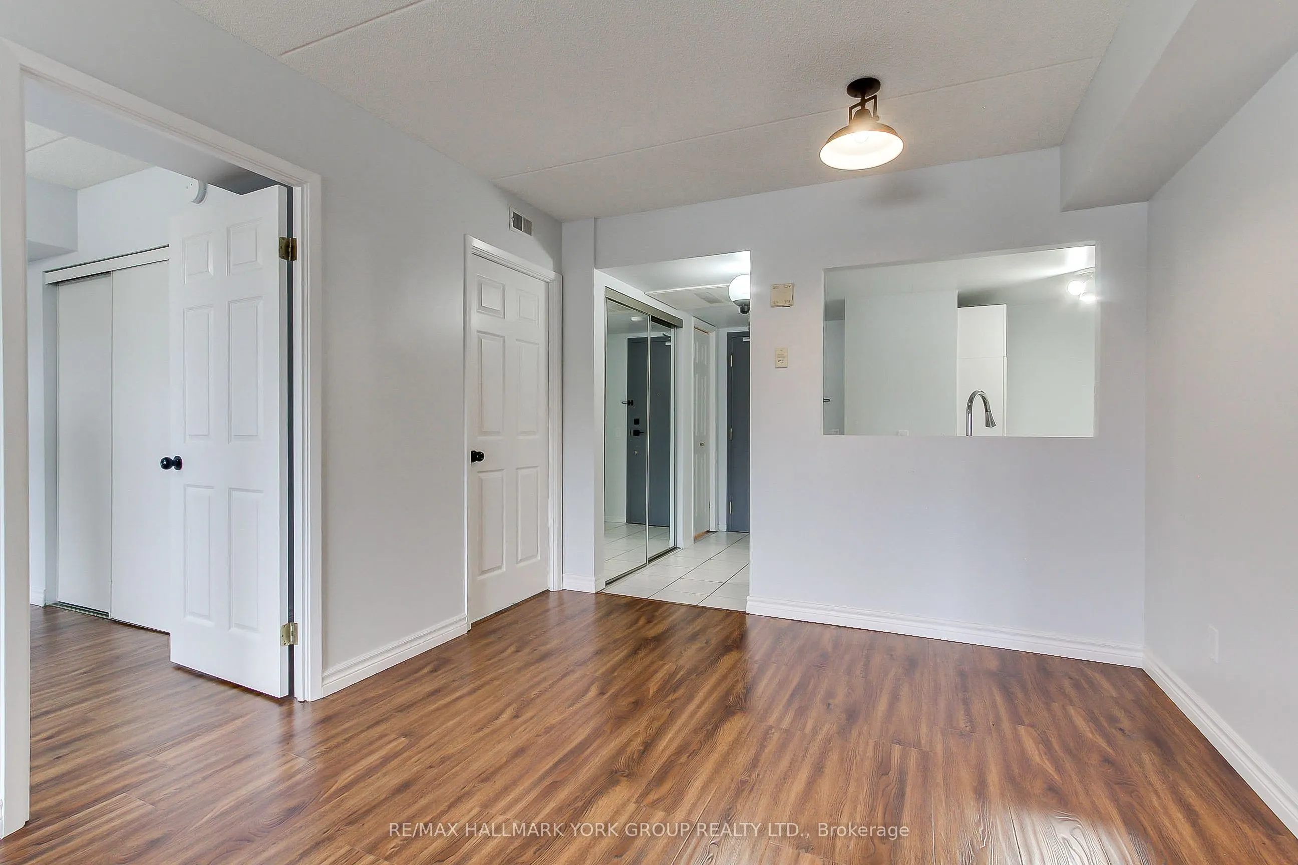 160 WELLINGTON Street E #304