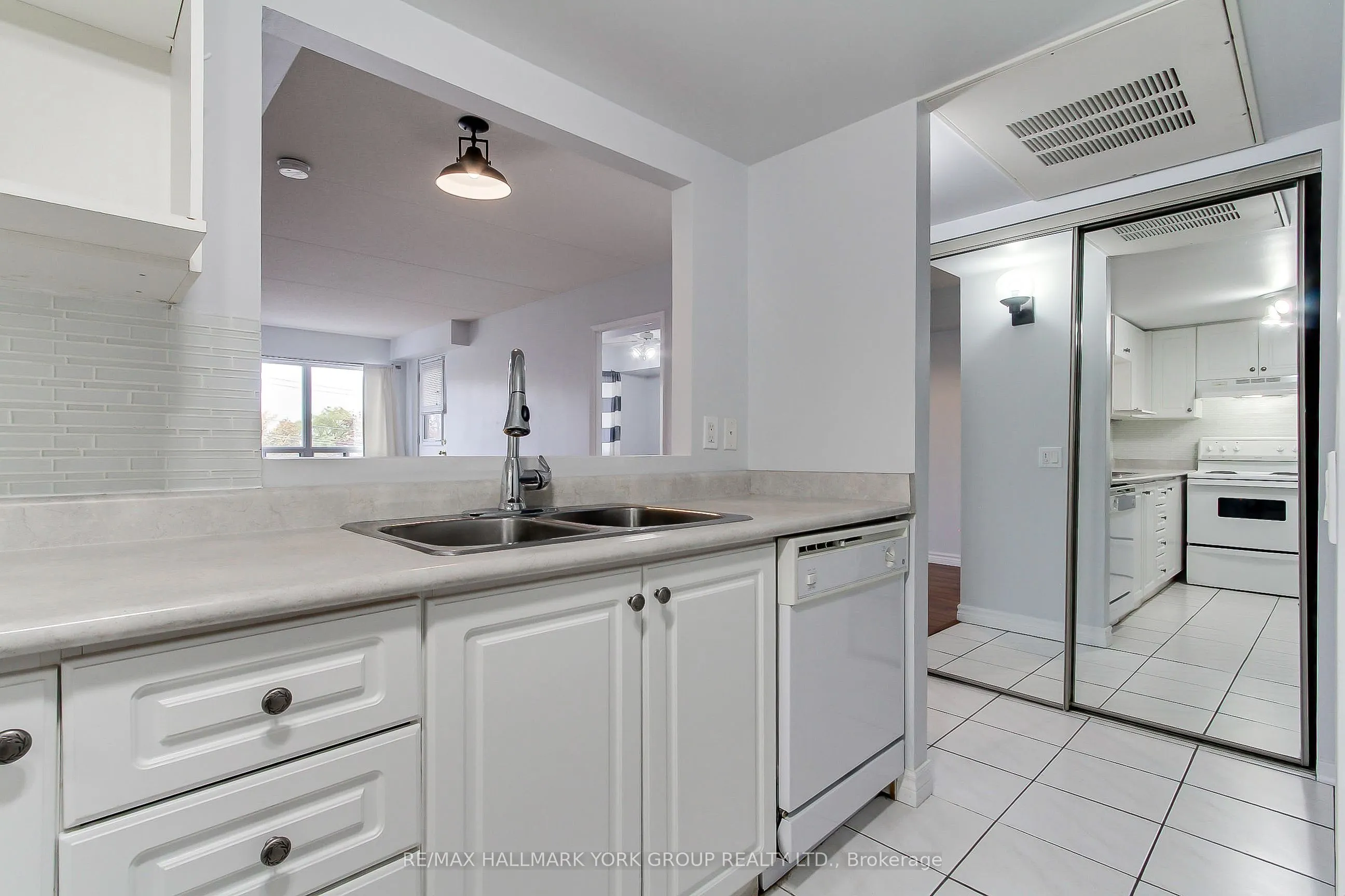 160 WELLINGTON Street E #304