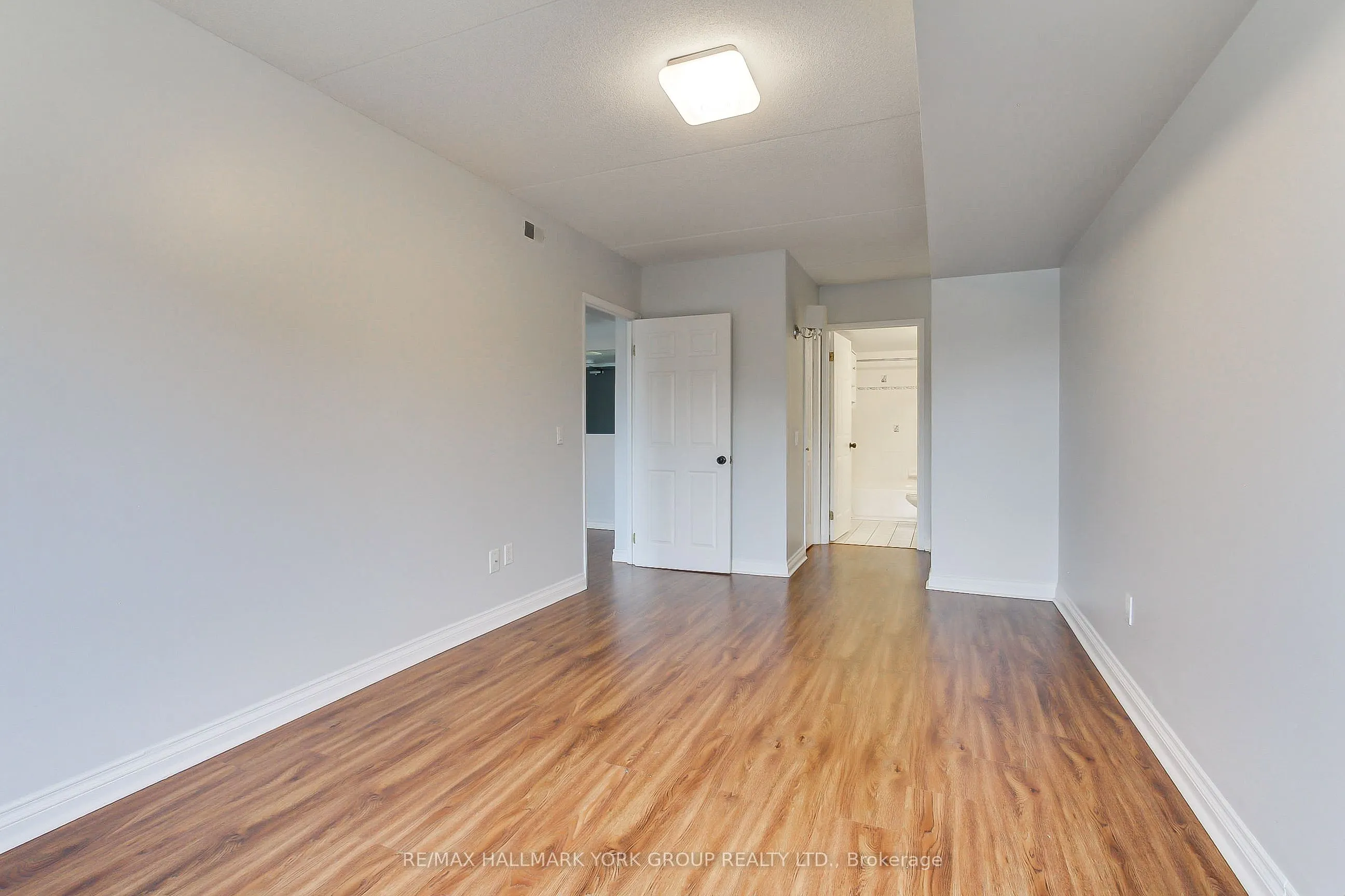160 WELLINGTON Street E #304