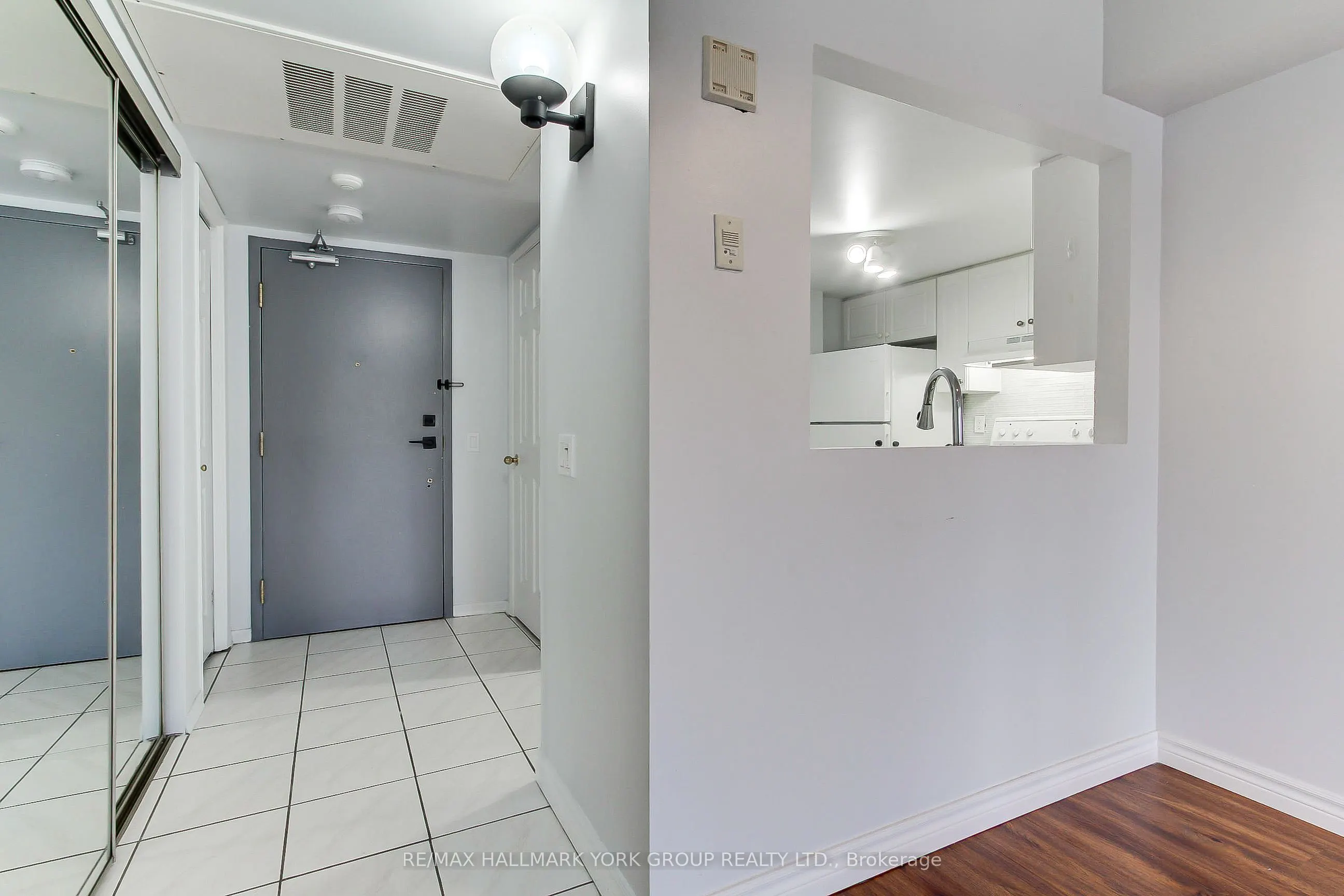 160 WELLINGTON Street E #304