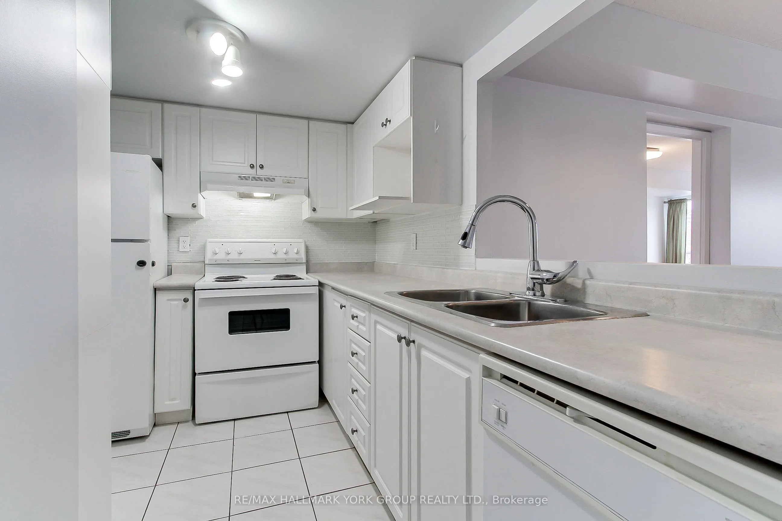 160 WELLINGTON Street E #304